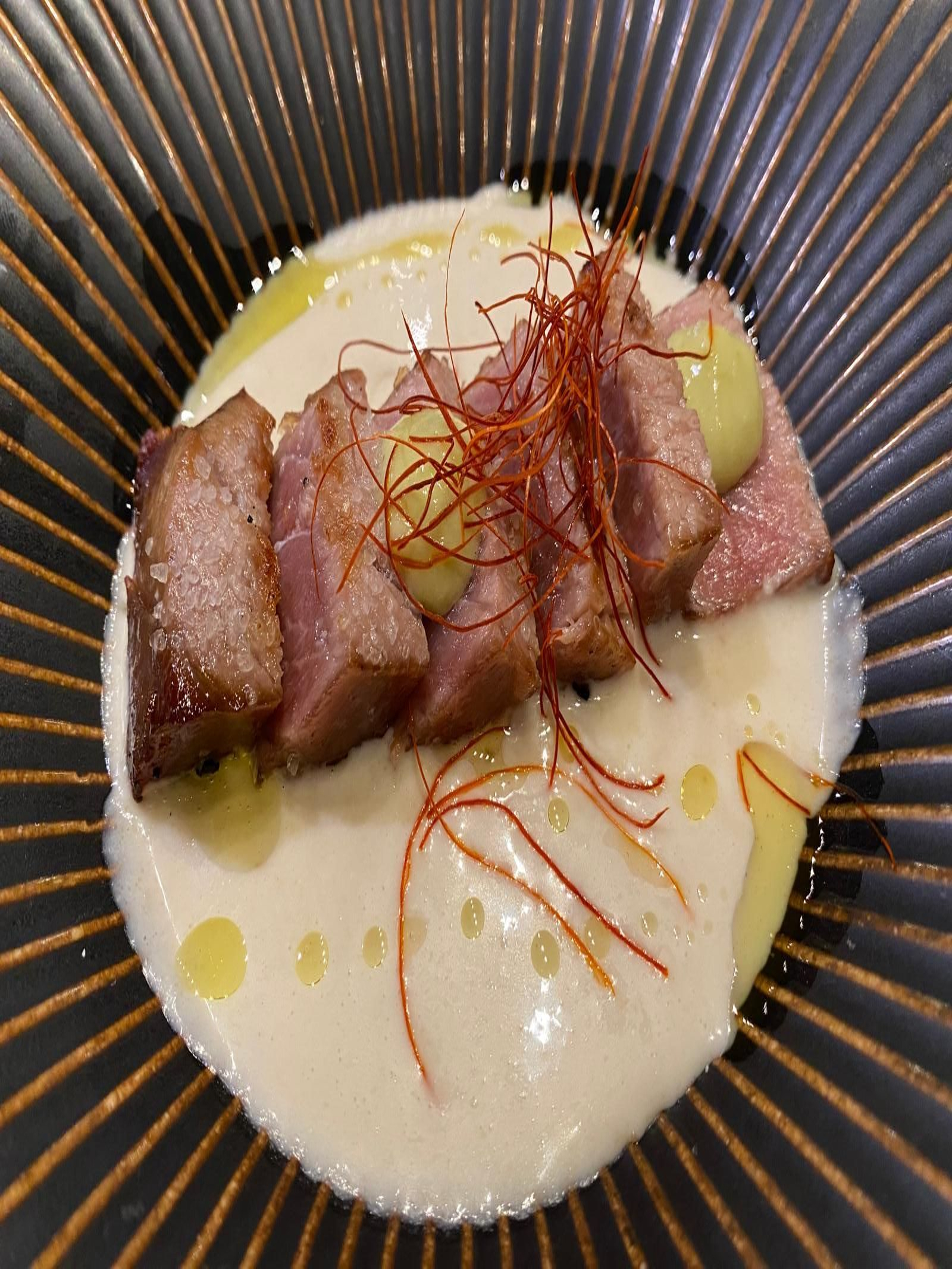 Ventresca de atún rojo a la brasa con ajoblanco y emulsión de piparra