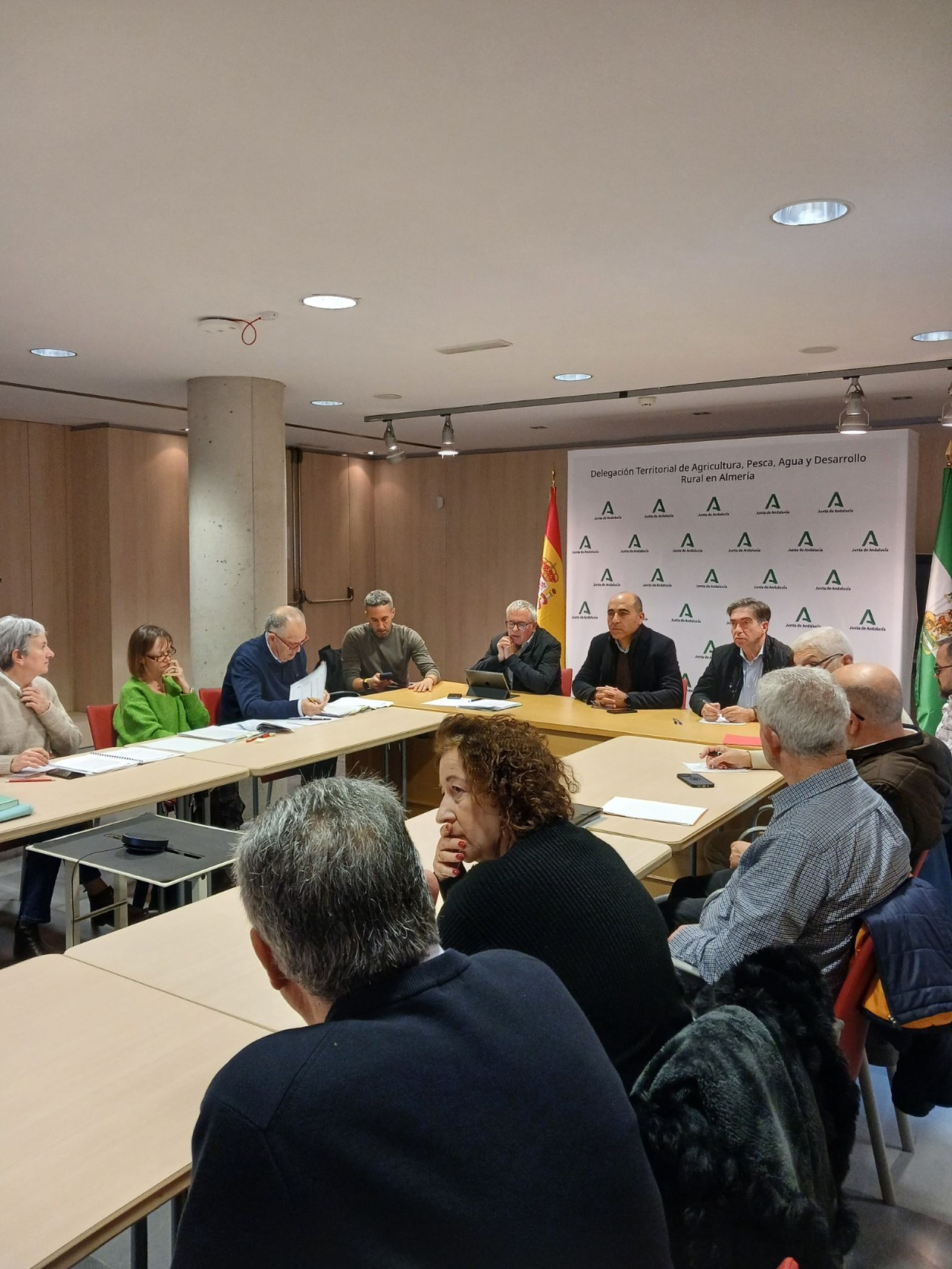 El delegado Antonio Mena, con representantes del sector agroalimentario almeriense.