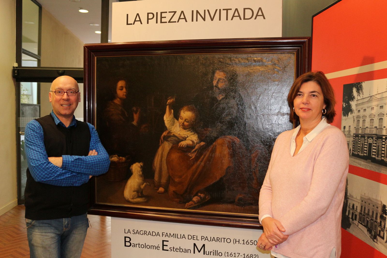 El director del Museo y la delegada de Cultura junto a la 'Pieza Invitada'.