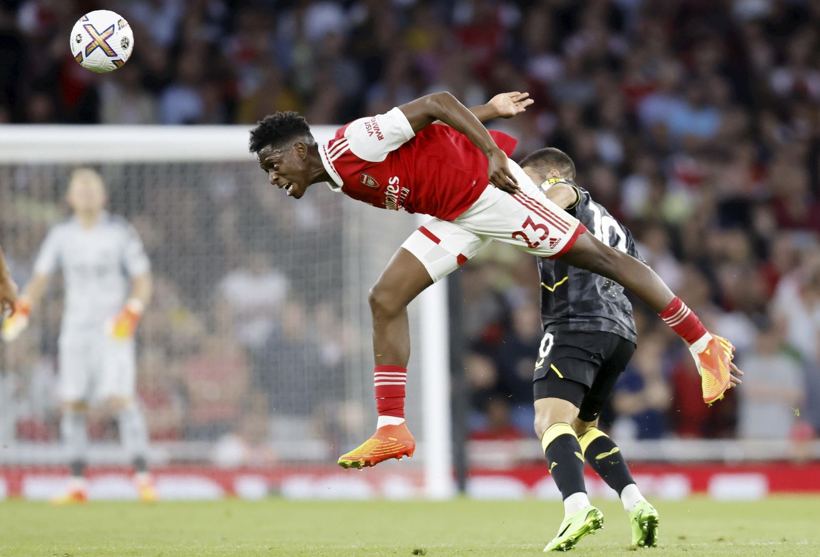 Sambi Lokonga, en un partido entre el Arsenal y el Aston Villa.