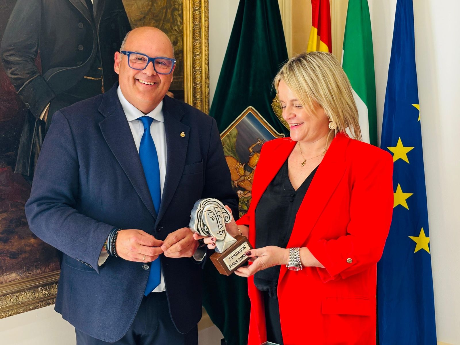 El alcalde del municipio, Jesús Lupiáñez, junto a la hermana de Miguel Ángel Blanco, Mari Mar Blanco