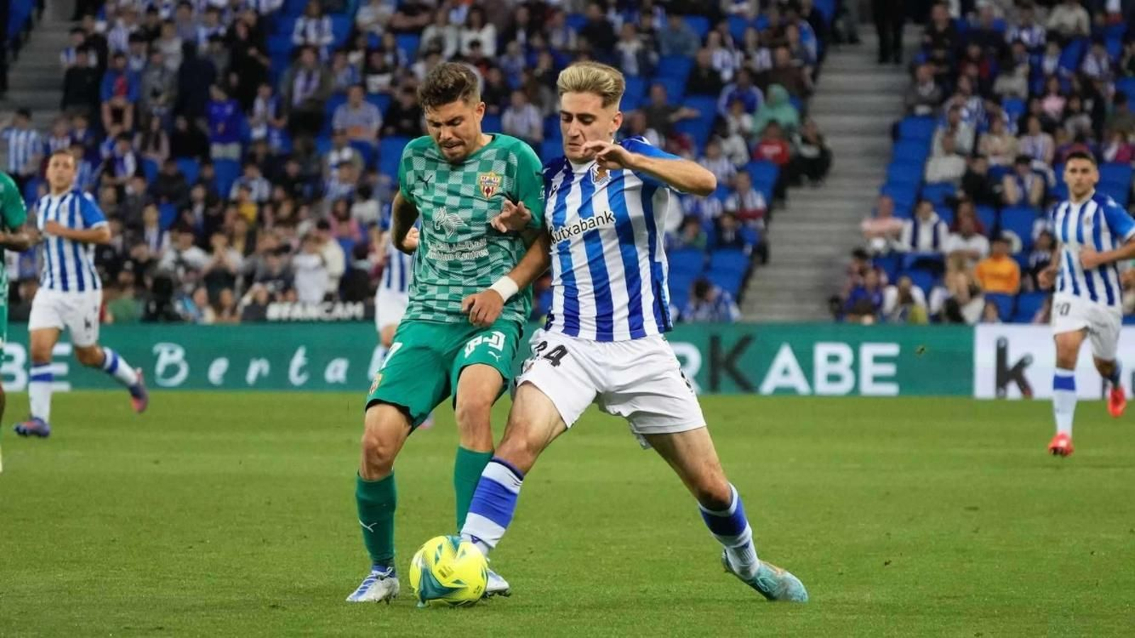 Pozo y Robert Navarro, en el último duelo entre ambos equipos.