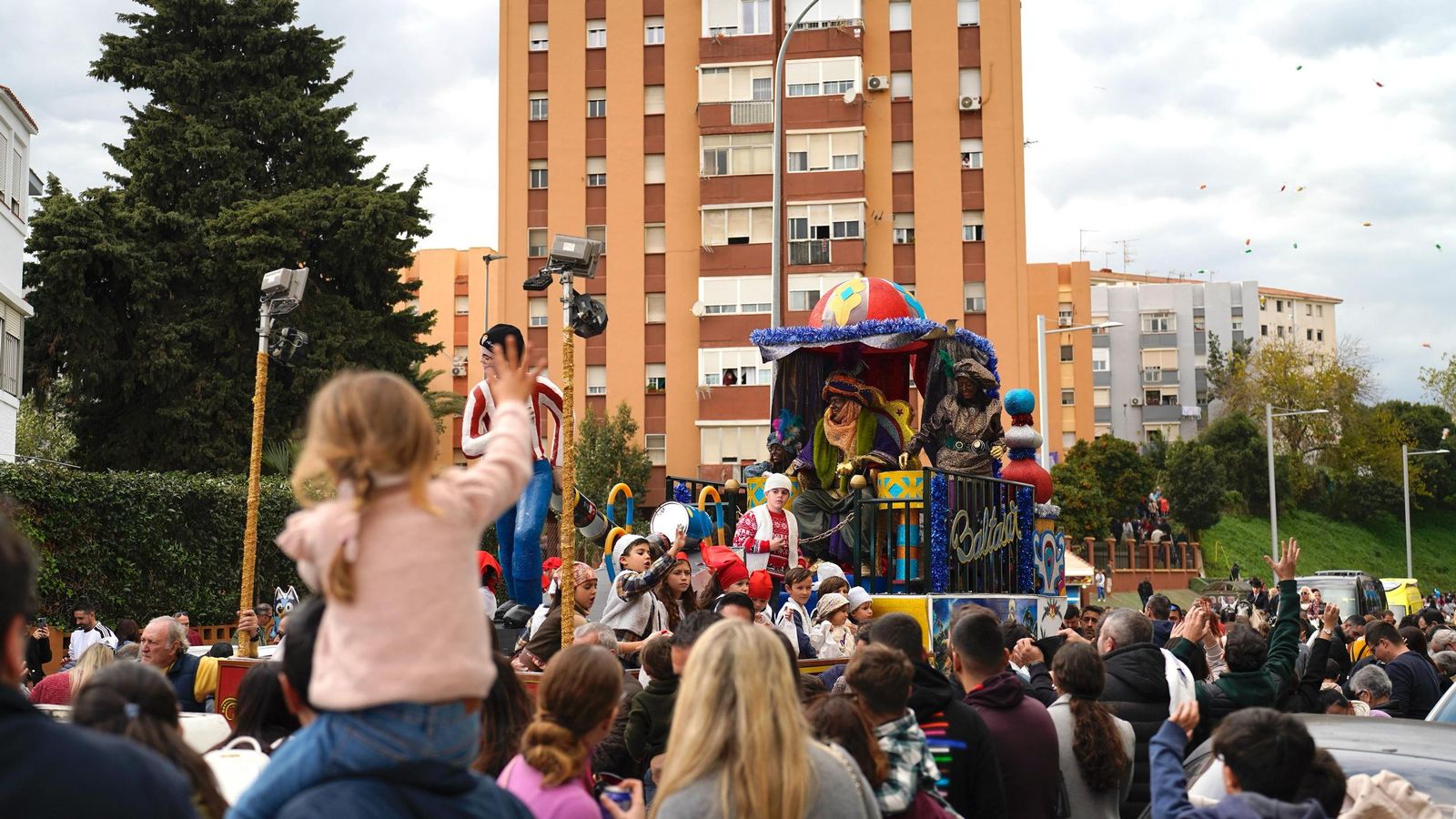 Los niños saludan a la carroza del rey Baltasar en Algeciras.