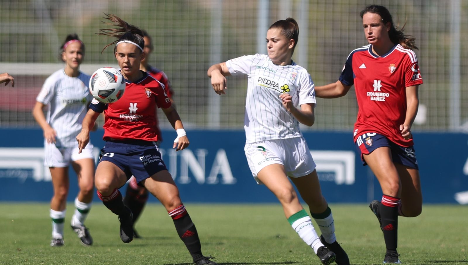 Yanire presiona a una rival de Osasuna.