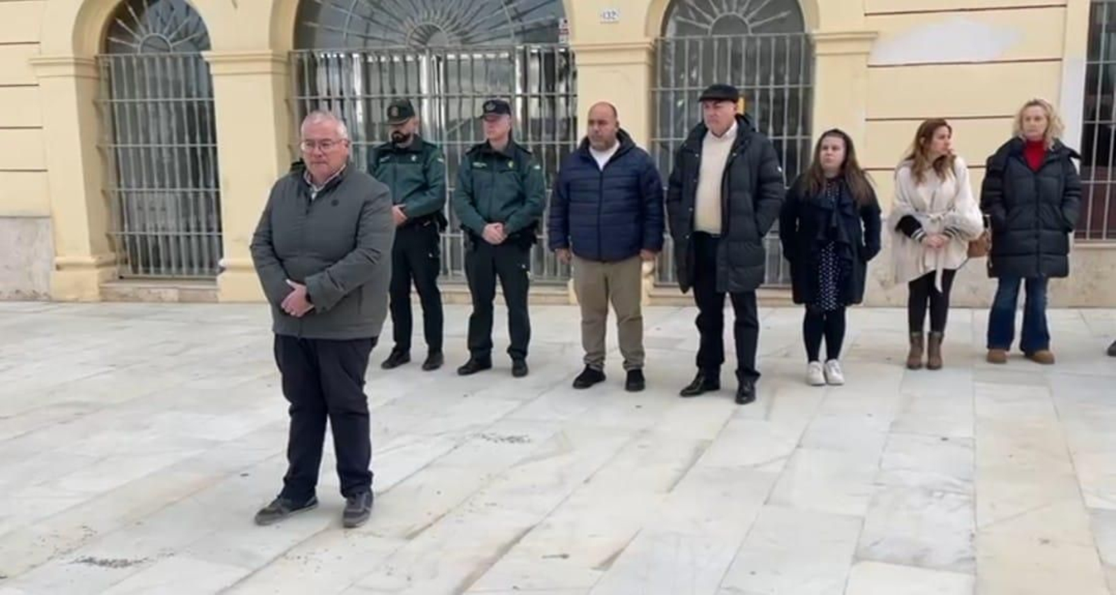 Pedro Zamora, alcalde de la localidad de Garrucha, durante el minuto de silencio.