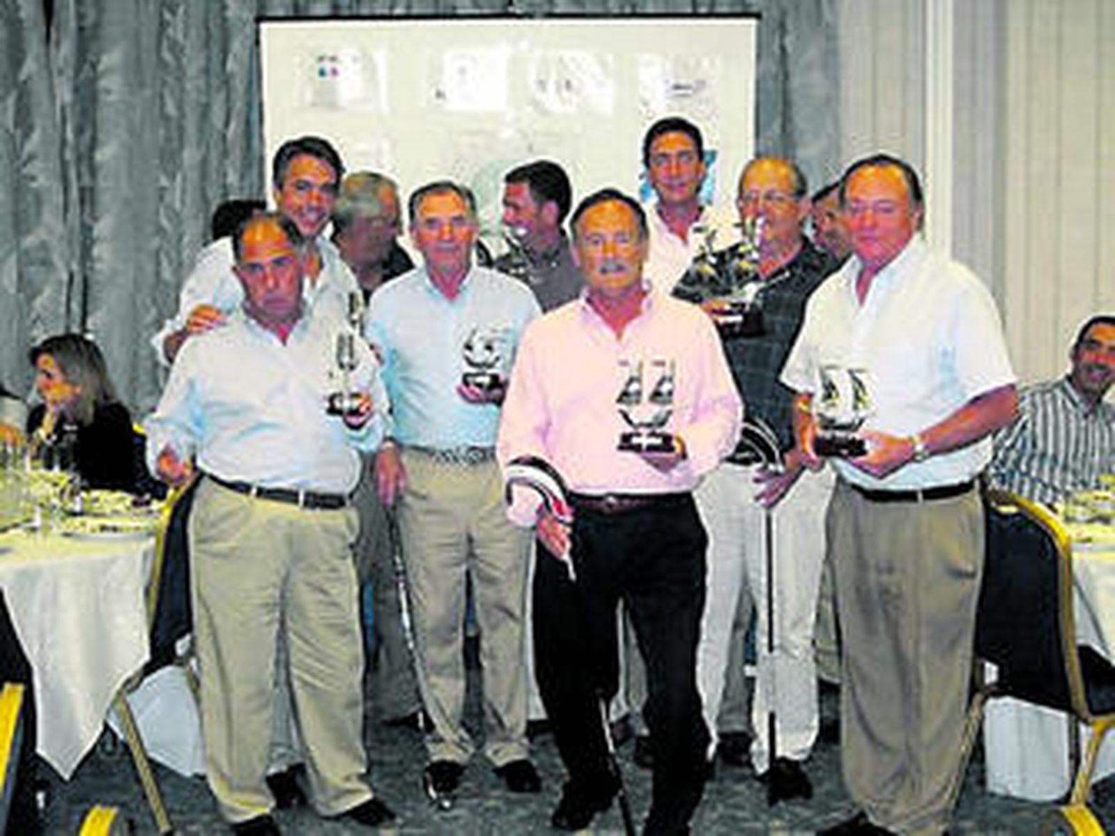 Los ganadores en Fuengirola posan con sus trofeos.