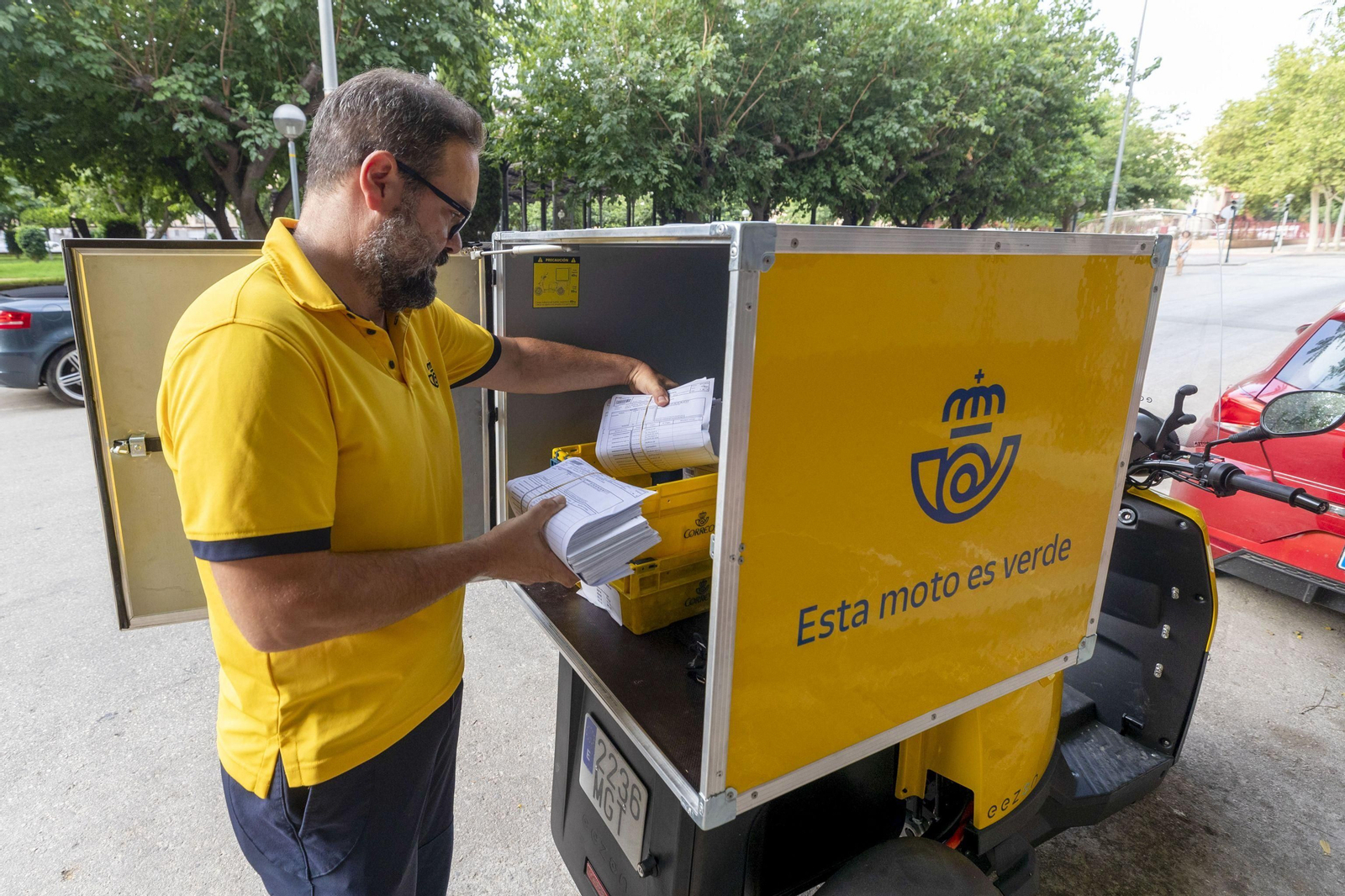 Un cartero entregando votos por correo.