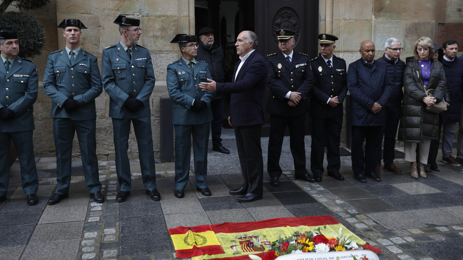 Las fotos de la concentración silenciosa por la muerte de dos guardias civiles en Barbate