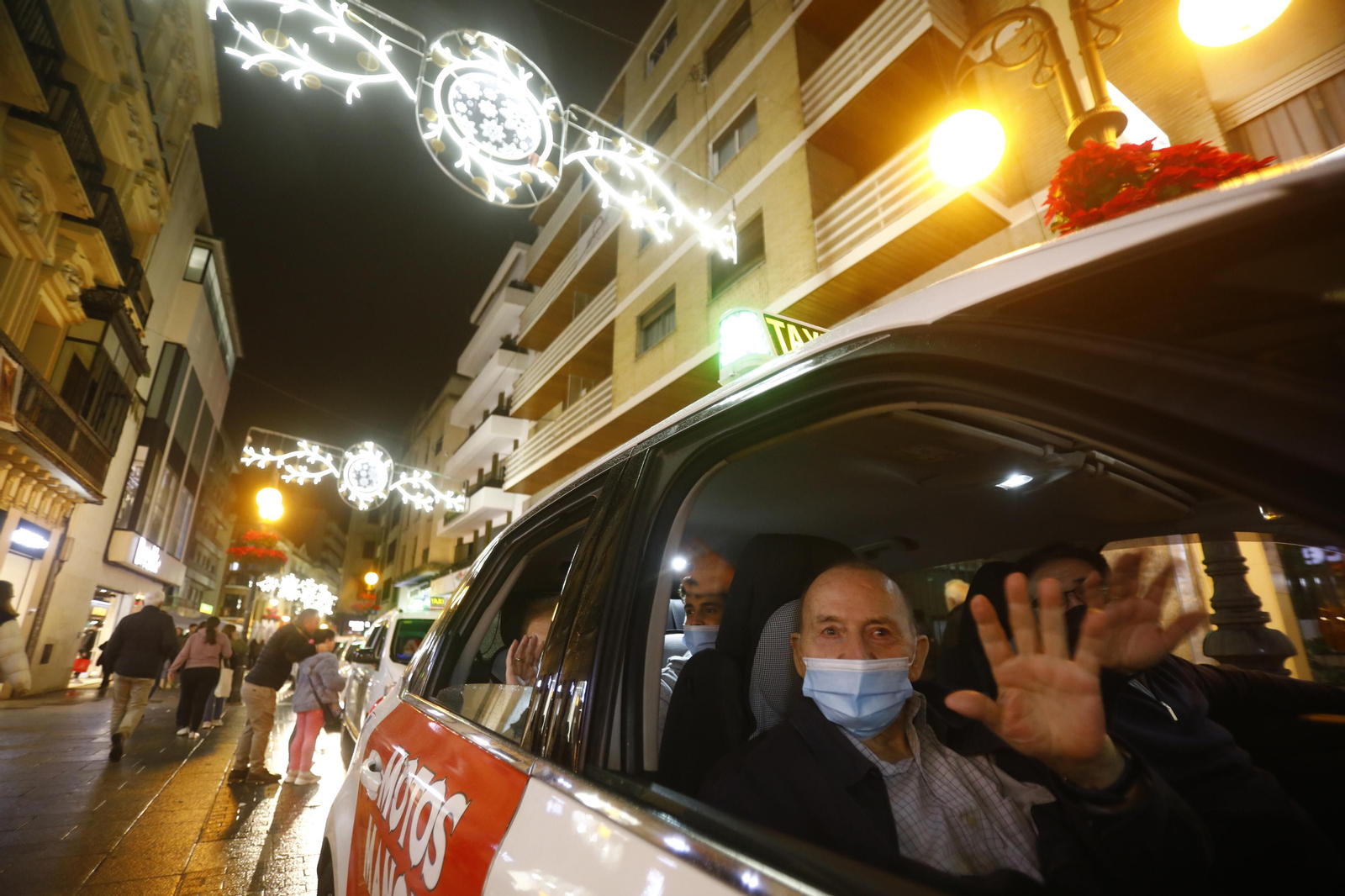 Las imágenes del Paseo de la Ilusión en taxi por Córdoba para mostrar las luces de Navidad a los mayores Las imágenes del Paseo de la Ilusión en taxi por Córdoba para mostrar las luces de Navidad a los mayores