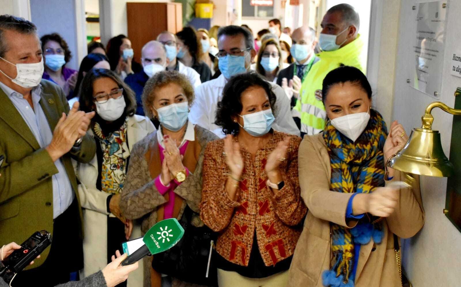 La consejera Catalina García durante la inauguración de la Campana de los Sueños en Oncología Radioterápica del Virgen del Rocío