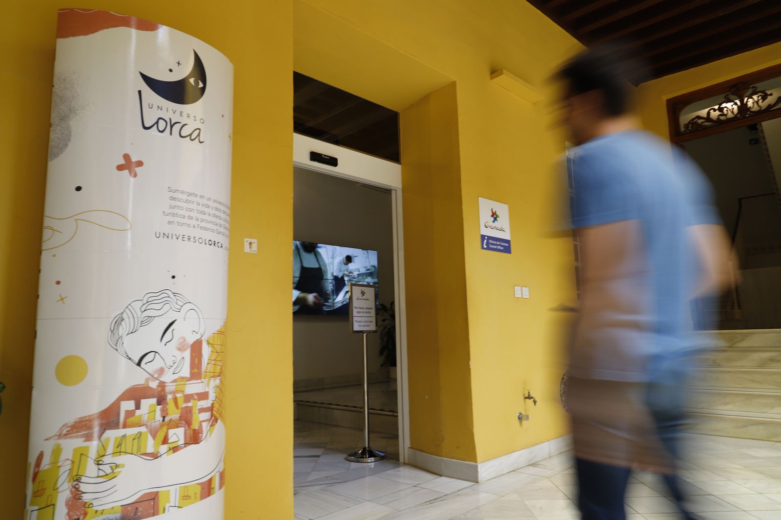 Un expositor que anuncia 'Universo Lorca' en el Patronato de Turismo