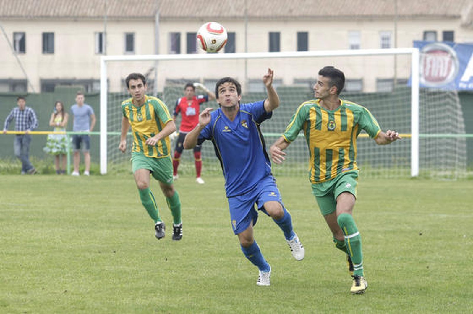 El filial amarillo, que acaba con diez jugadores, se impone con sufrimientos a Los Barrios y logra la permanencia./Fotos:Erasmo Fenoy

Foto: Erasmo Fenoy