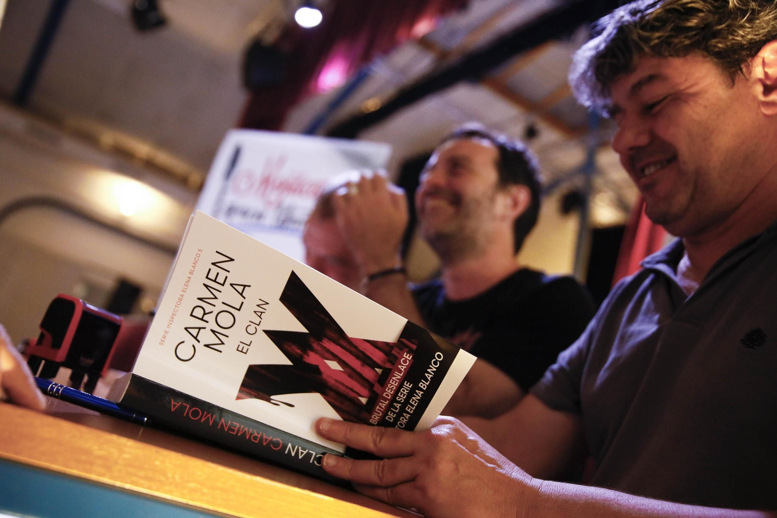 Las imágenes de la presentación del libro "El Clan" de Carmen Mola en Mojácar