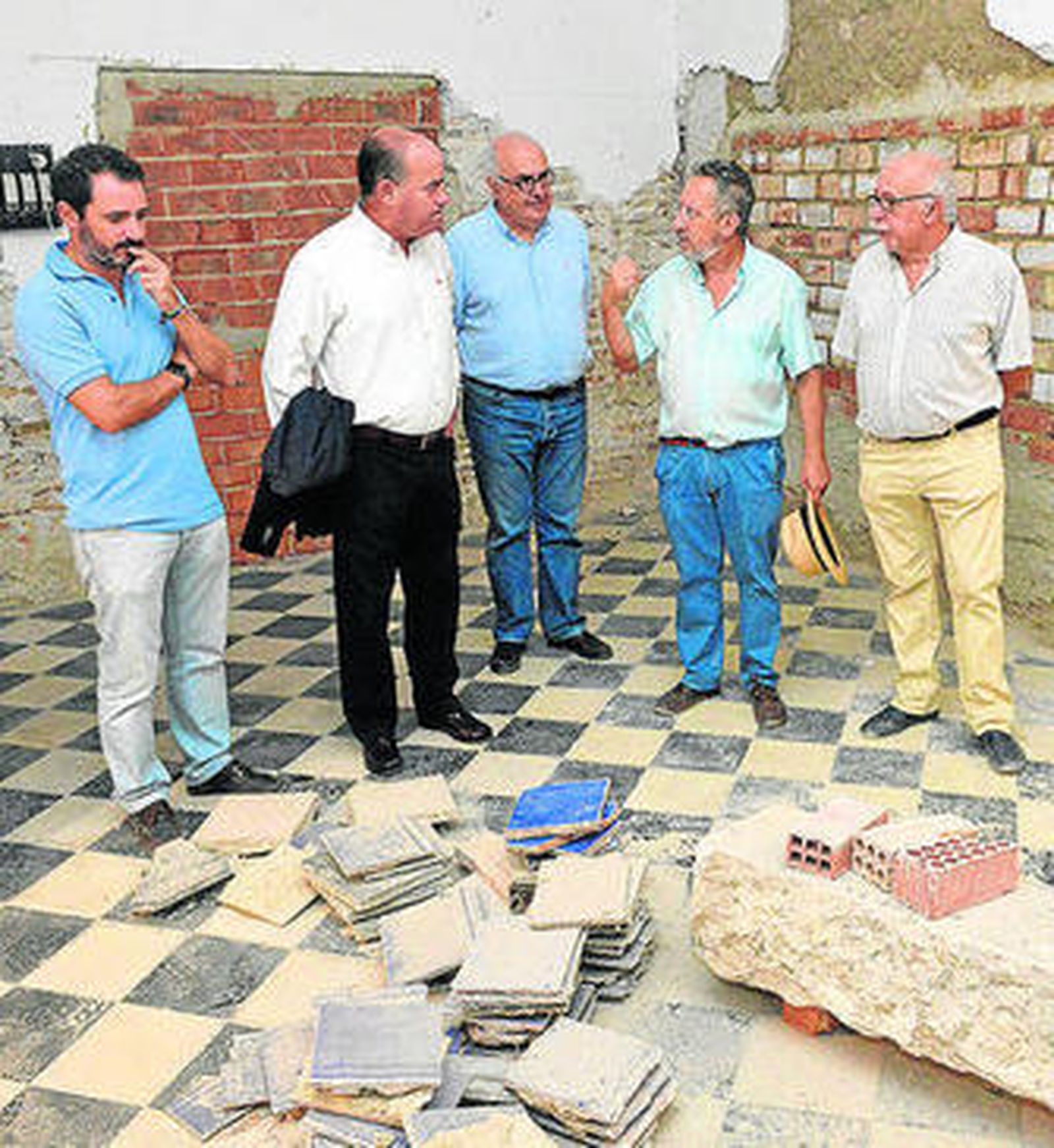 El alcalde durante su visita de ayer a las obras.