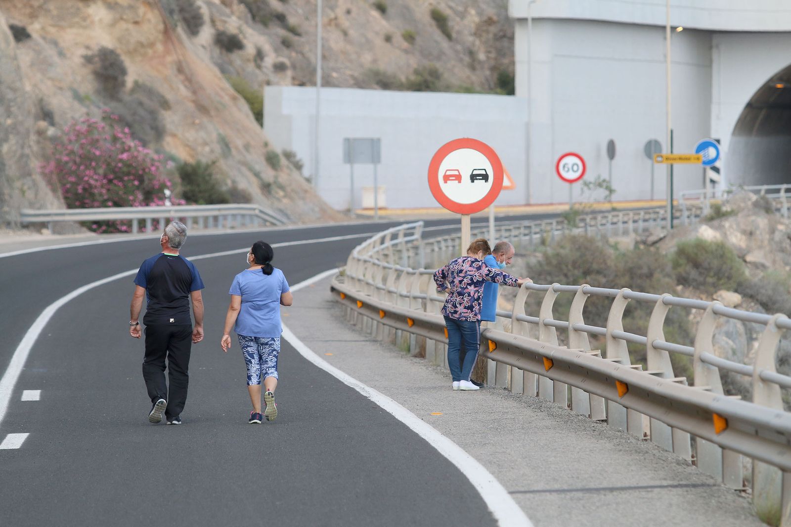 Las imágenes de la gente paseando en la carretera cortada de El Cañarete