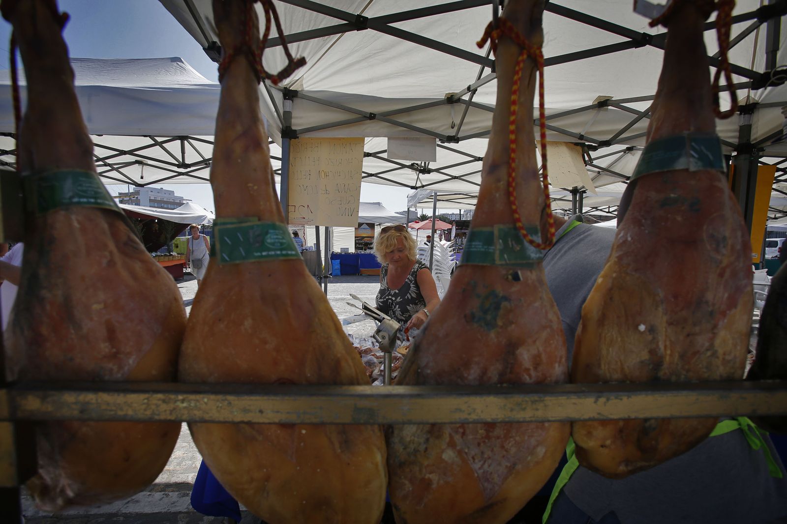 Productos andaluces junto al cantil del muelle