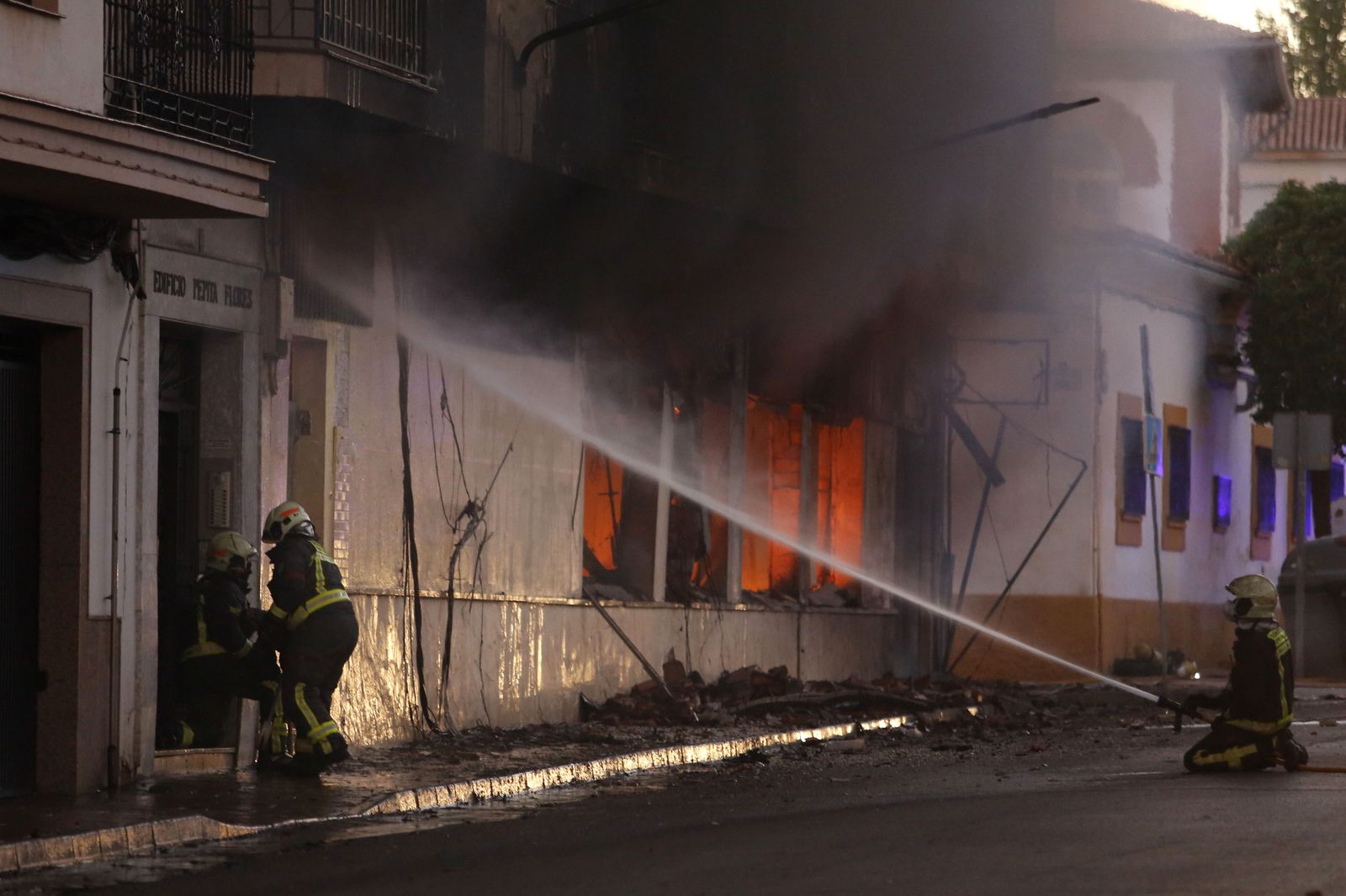 Incendio de un edificio de 18 viviendas en Ronda, en fotos