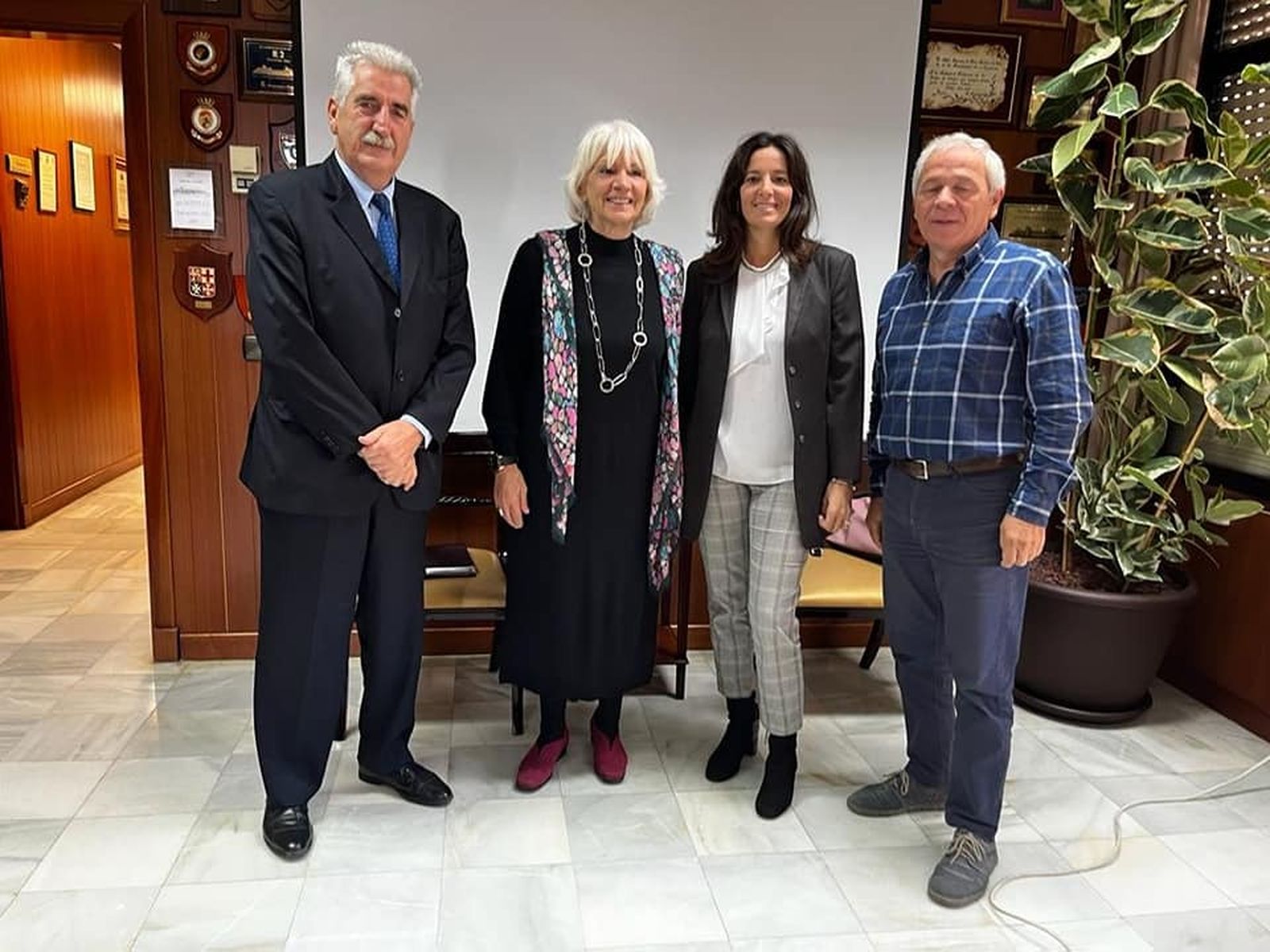 El alcalde de Chipiona y representantes de la asociación Acitur, con la presidenta de la Autoridad Portuaria de la Bahía de Cádiz.