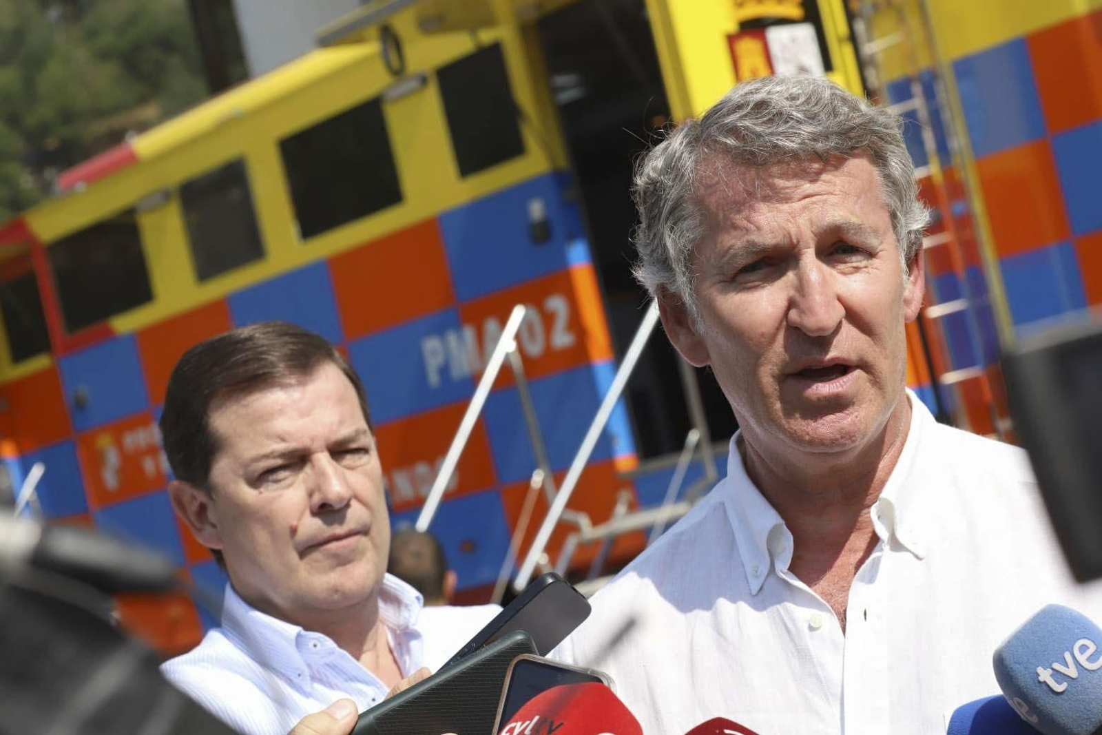 Alberto Núñez Feijóo visita el puesto de mando avanzado de Palacios del Sil junto a Alfonso Fernández Mañueco.