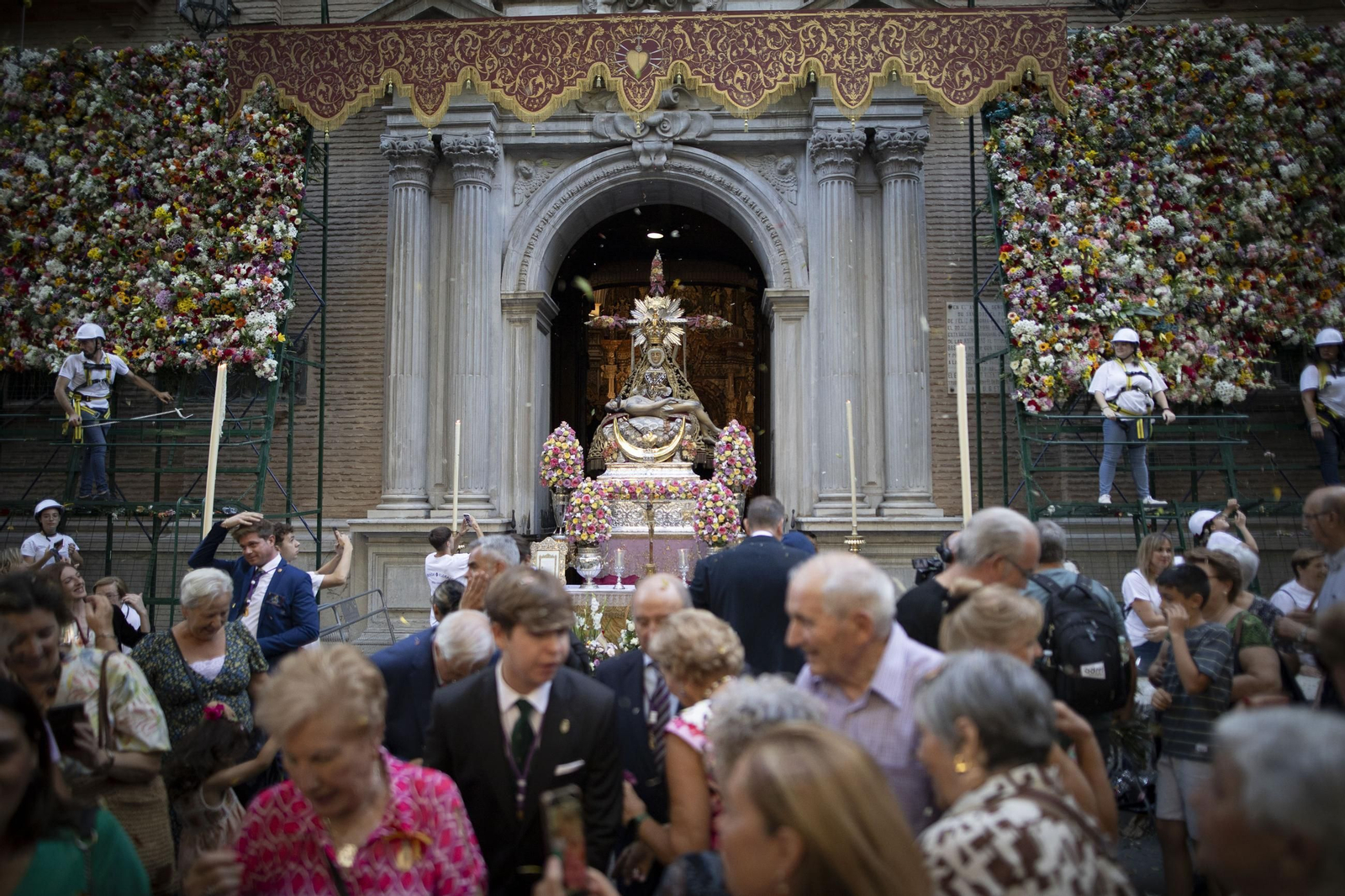 Ofrenda a la Virgen de las Angustias de Granada este pasado día 15.