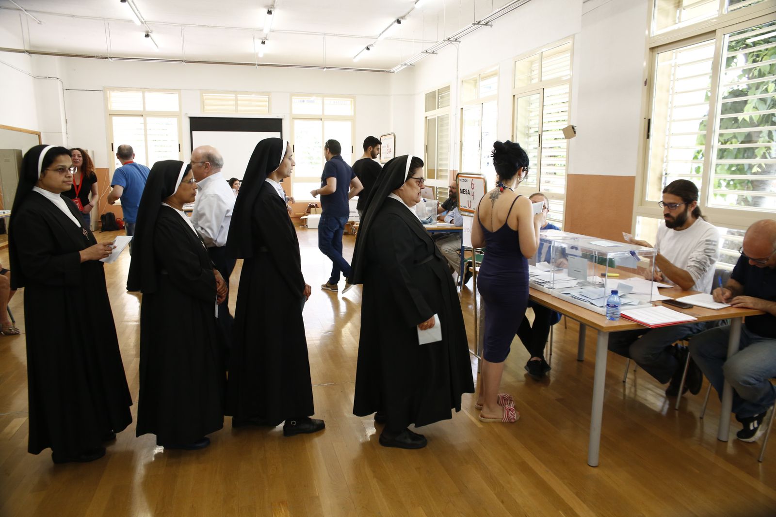 Un fallo en 9 mesas retrasa el escrutinio de la capital al 100%