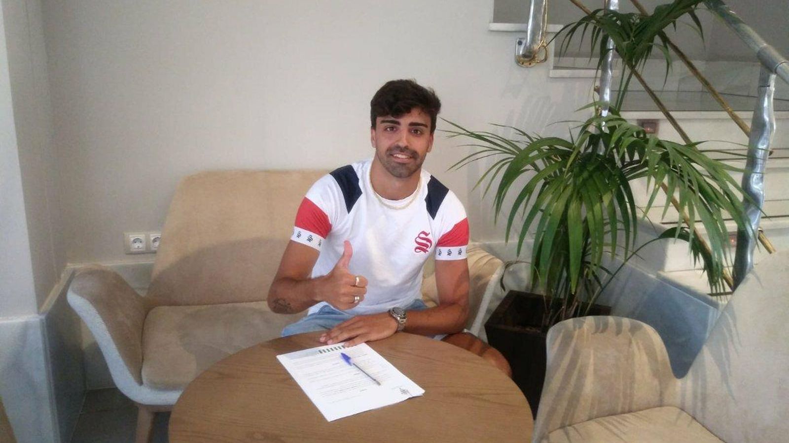 Víctor Díaz, en el momento de estampar su firma como jugador del Córdoba CF.