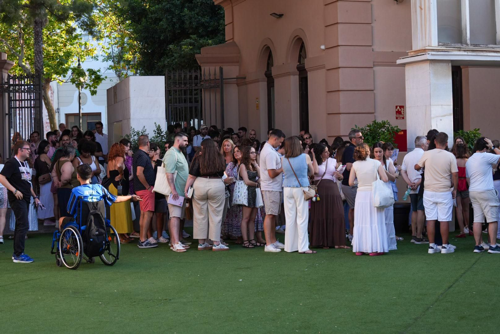 Una imagen del interior del Baluarte de la Candelaria durante la Feria del Libro de Cádiz 2025.