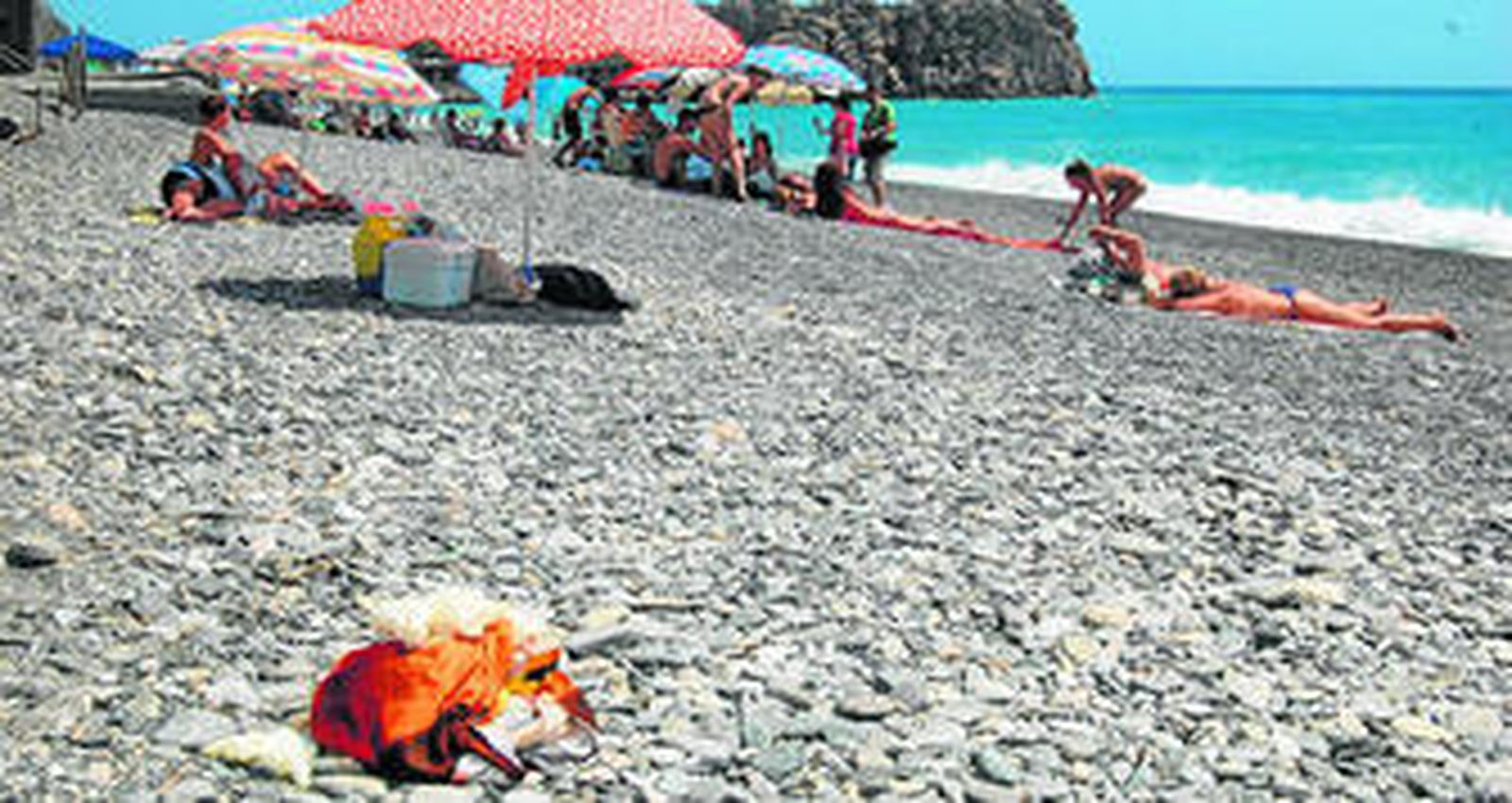 Imagen de la zona de la playa donde fue sacado el cadáver.