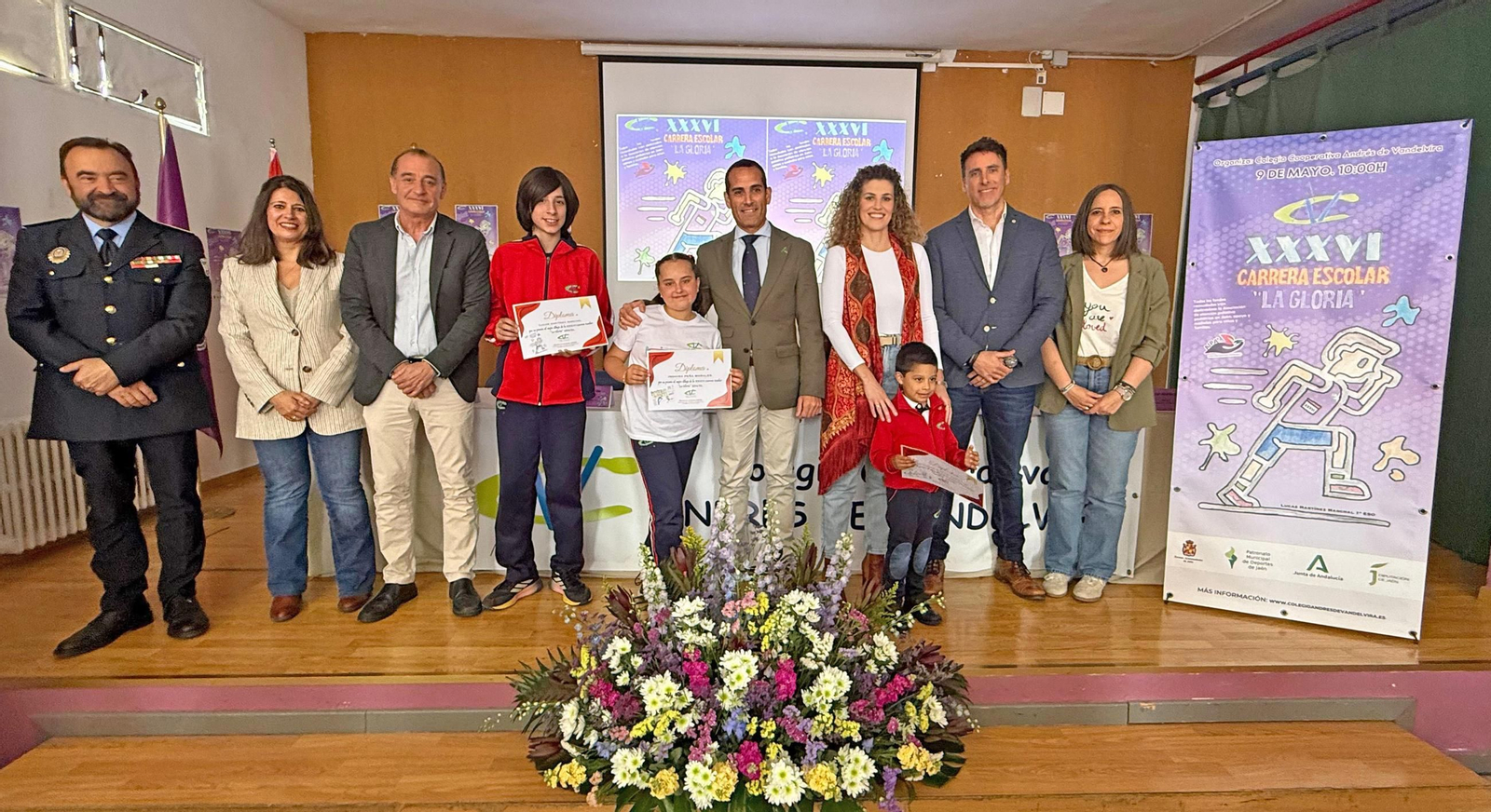 Foto de familia con autoridades y niños en la presentación de la cita.