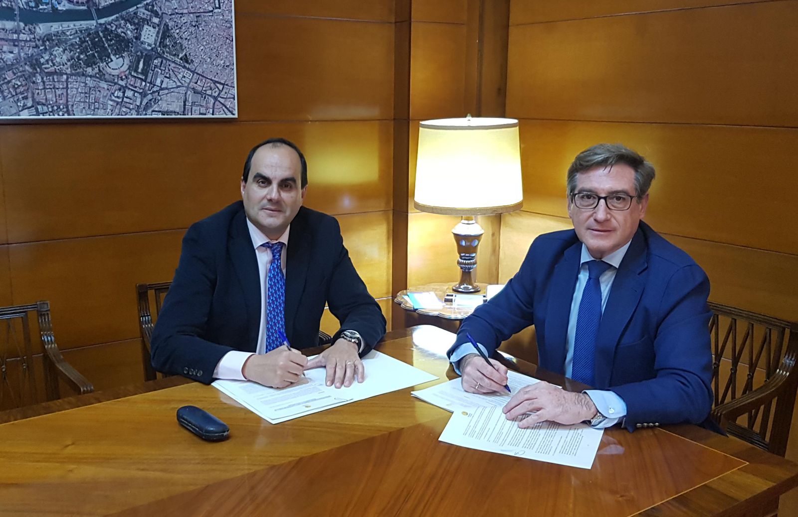 Javier García (Sevitrade) y Rafael Carmona (Puerto de Sevilla) en la firma del convenio.