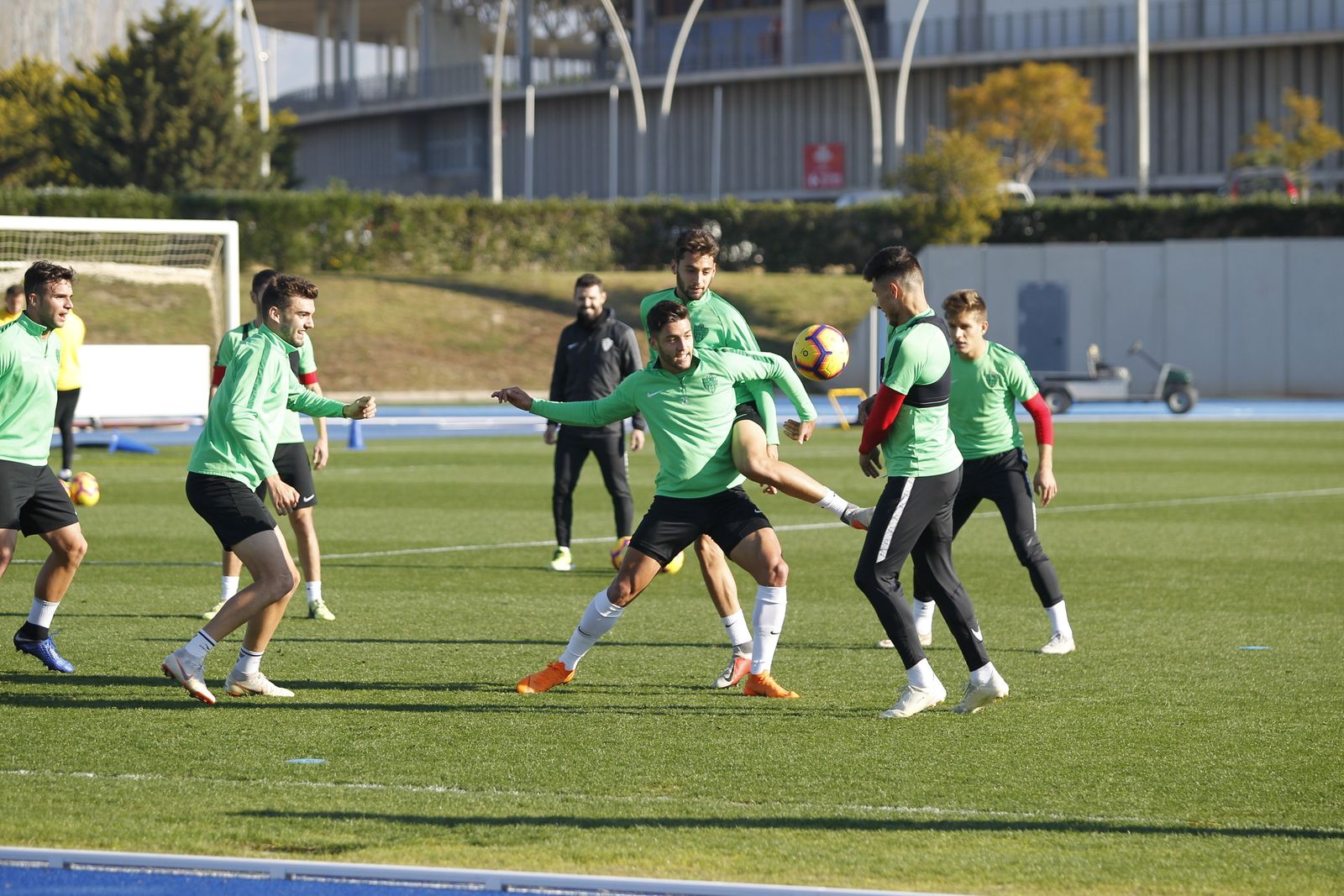 Iván Martos pelea un balón con Adri Montoro en un entrenamiento en el anexo