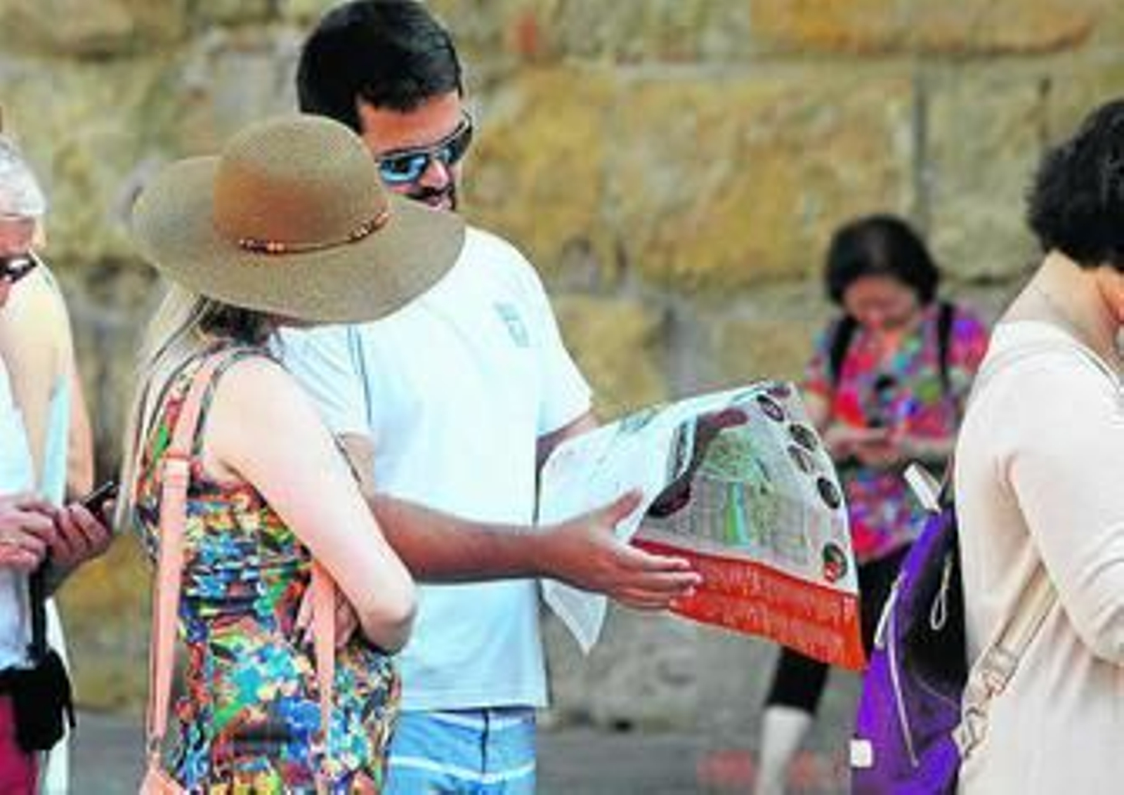 Dos turistas consultan un mapa en el casco histórico de Sevilla.