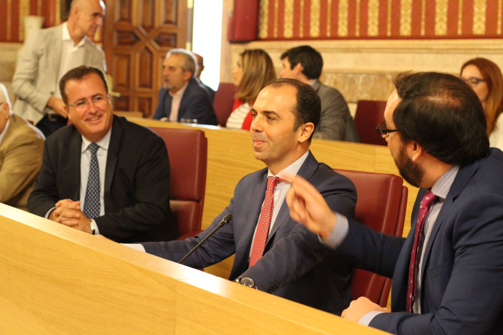 Cabrera, Millán y Moraga sonríen durante una conversación antes del comienzo del Pleno por la unidad de España.