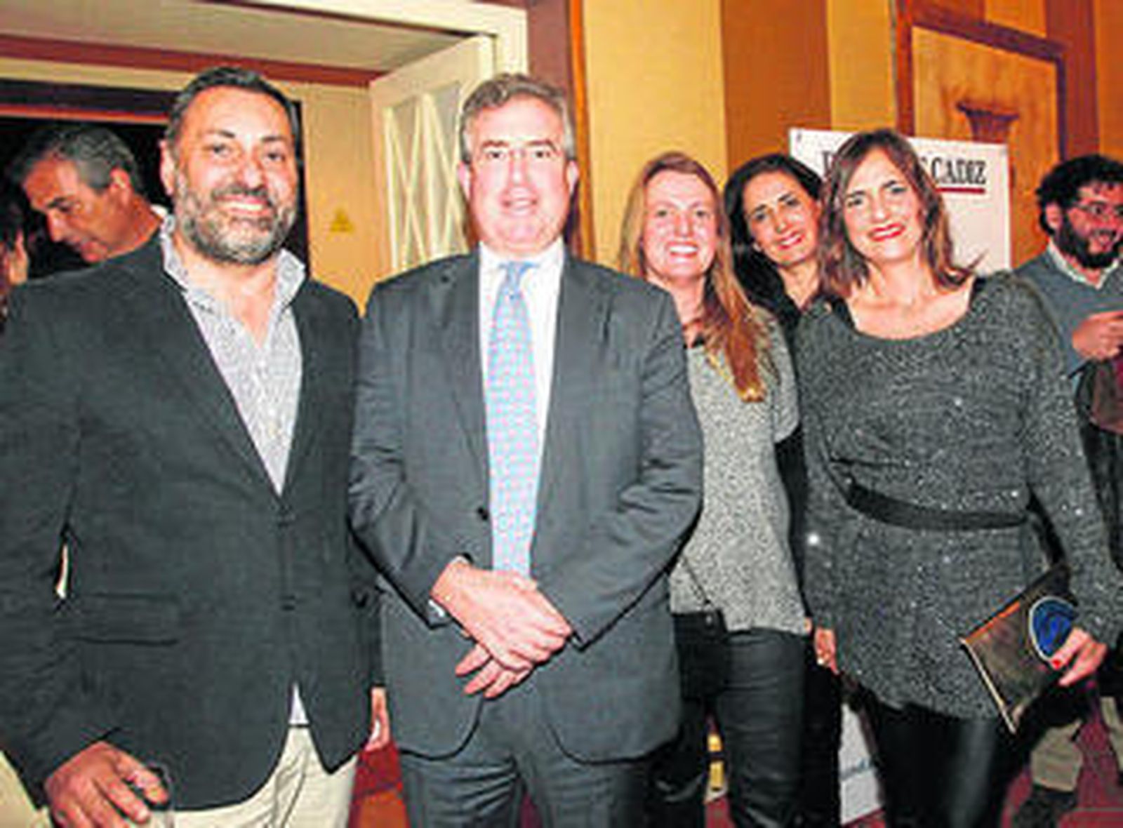 La viuda del periodista Emilio López, Ascensión Vázquez, flanqueada por sus hijos Emilio y Ascensión López Vázquez.