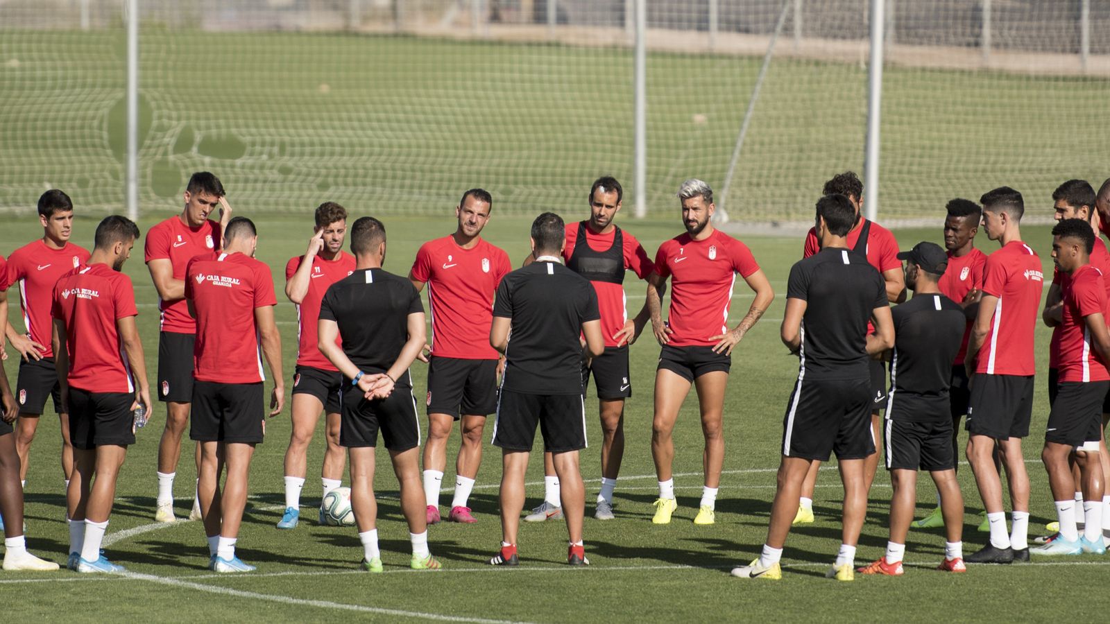 El técnico rojiblanco se dirige a sus jugadores durante un entrenamiento.