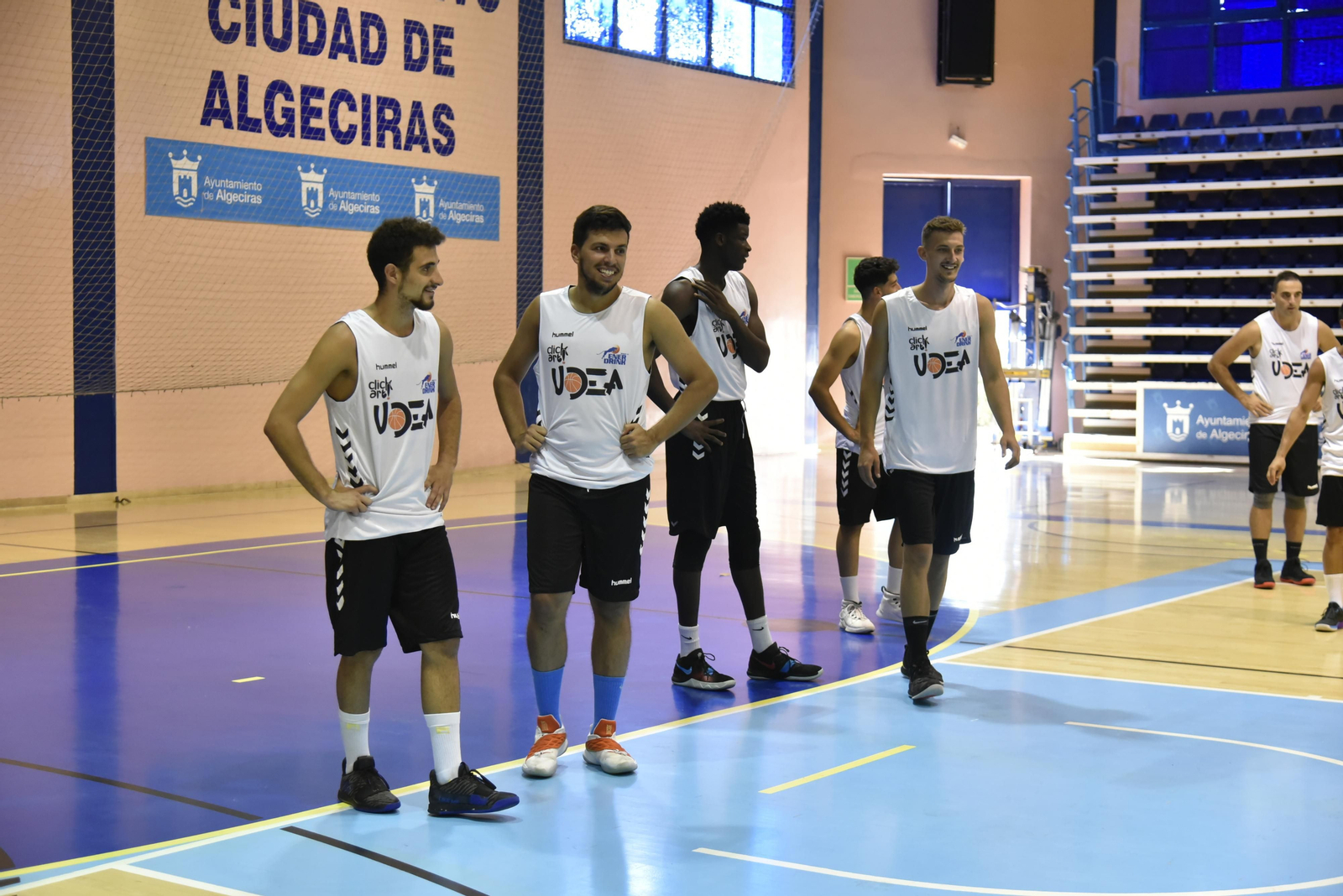 Jugadores de Udea, durante un entrenamiento en el pabellón Juan Carlos Mateo
