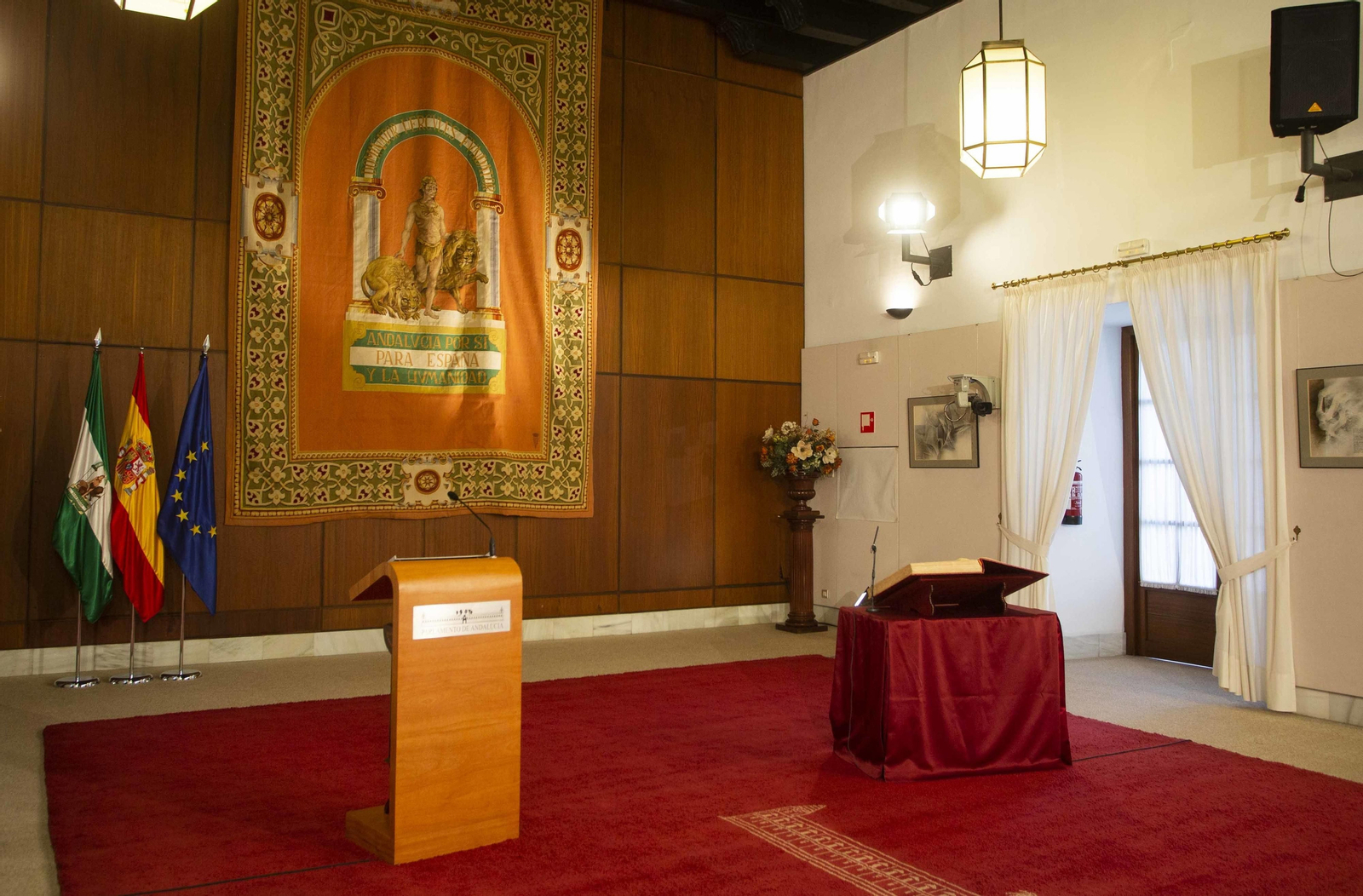 Todo listo en el Parlamento de Andalucía para la toma de posesión de Juanma Moreno.