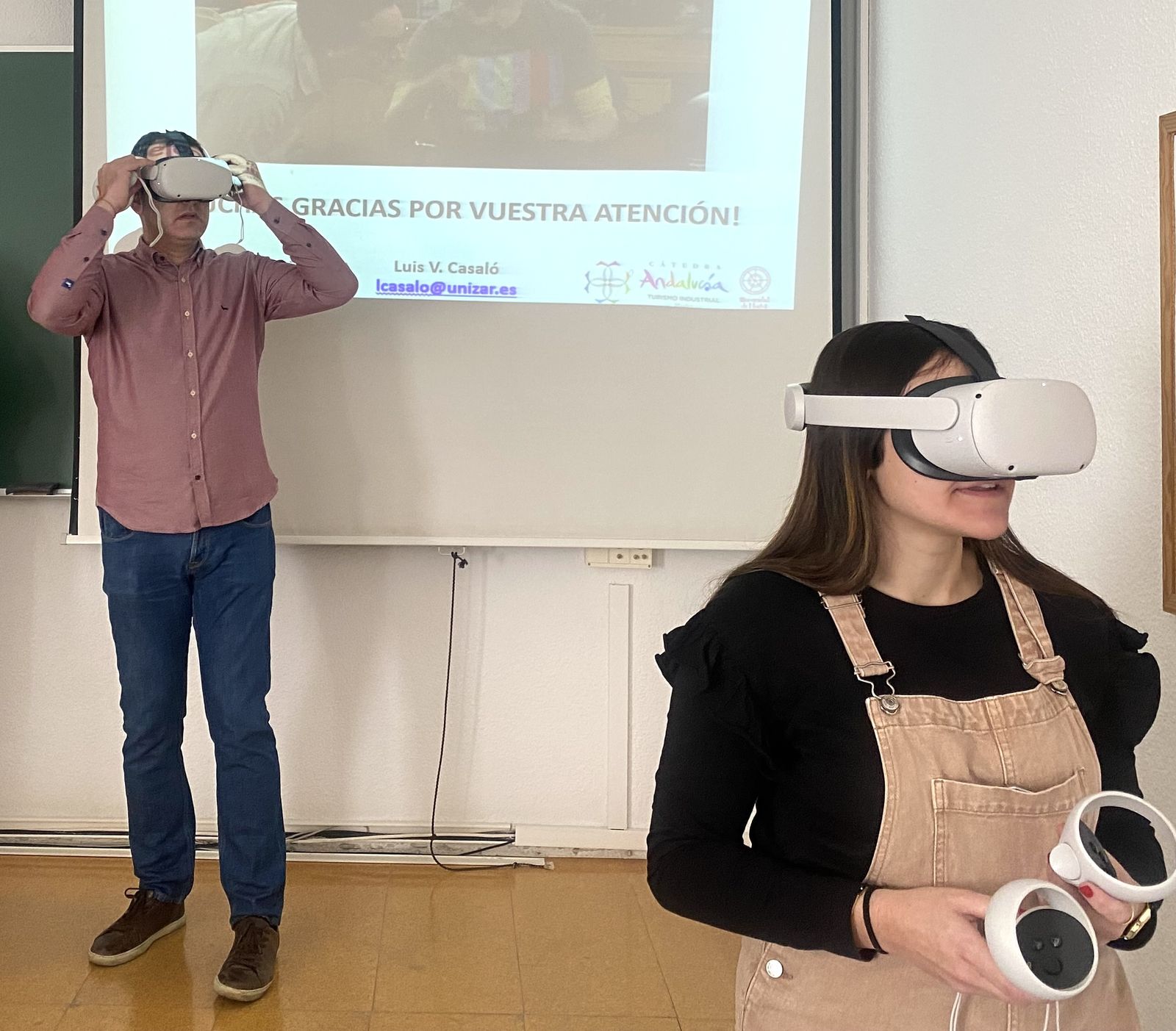 Alumnos de la UHU durante la formación en realidad virtual aplicada al turismo
