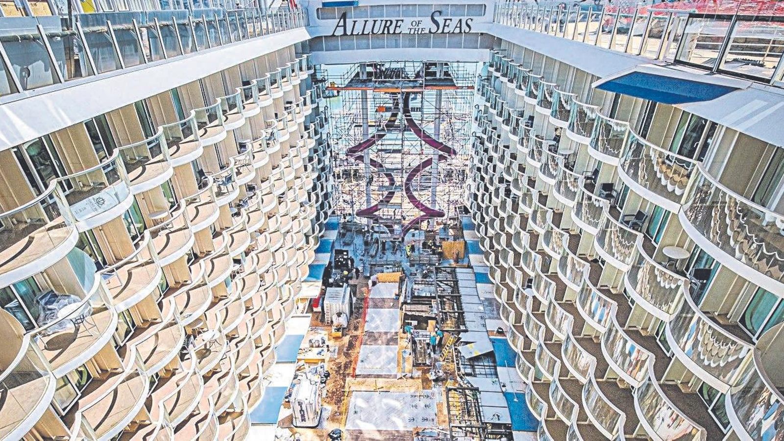 El ‘Allure of the Seas’ cuenta con amplias avenidas con lujosos y variados restaurantes y servicios. El ‘Allure of the Seas’ cuenta con amplias avenidas con lujosos y variados restaurantes y servicios.