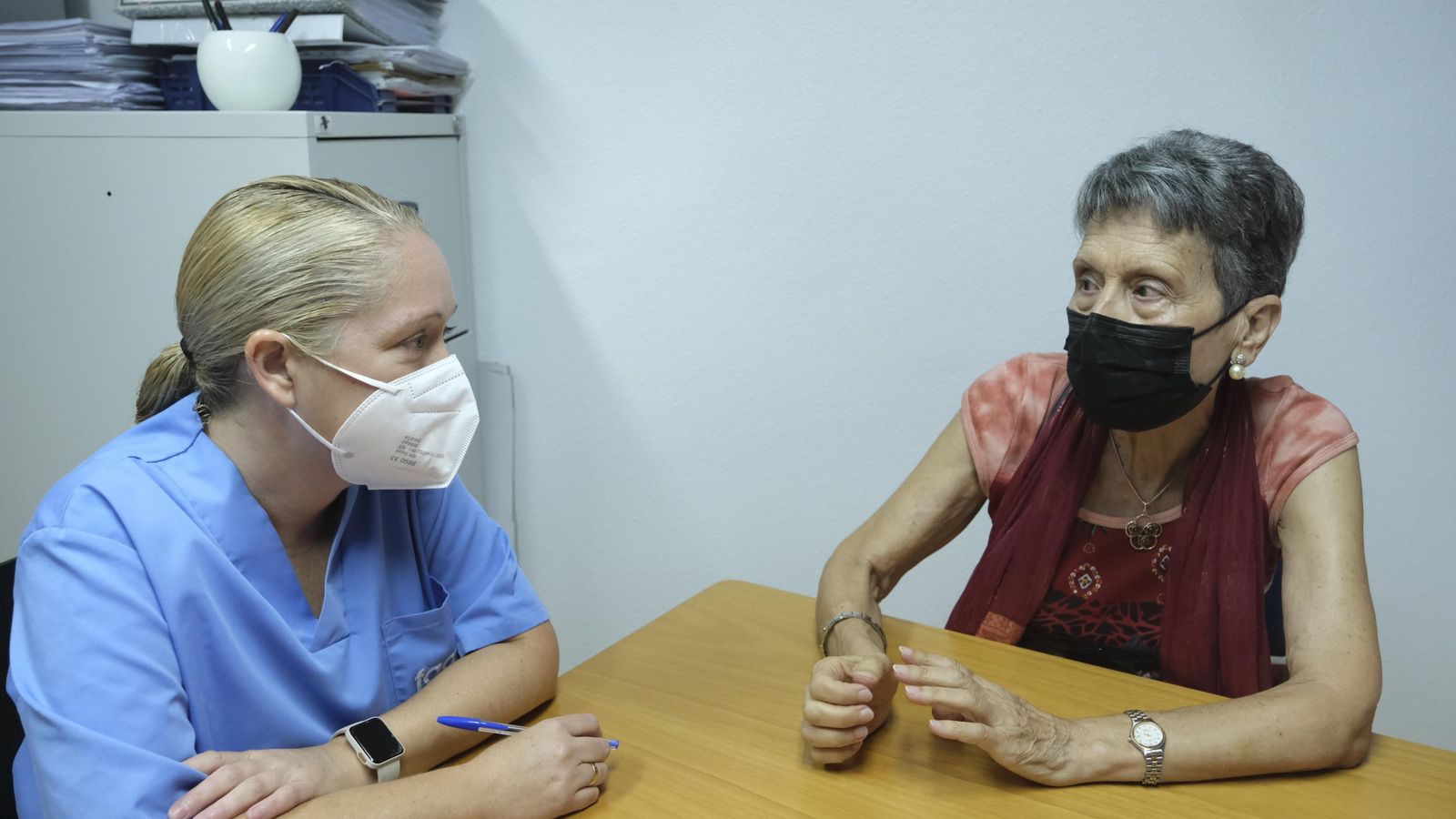 Mercedes Rueda, coordinadora del centro de día, y Ángeles Berenguel, familiar de un paciente