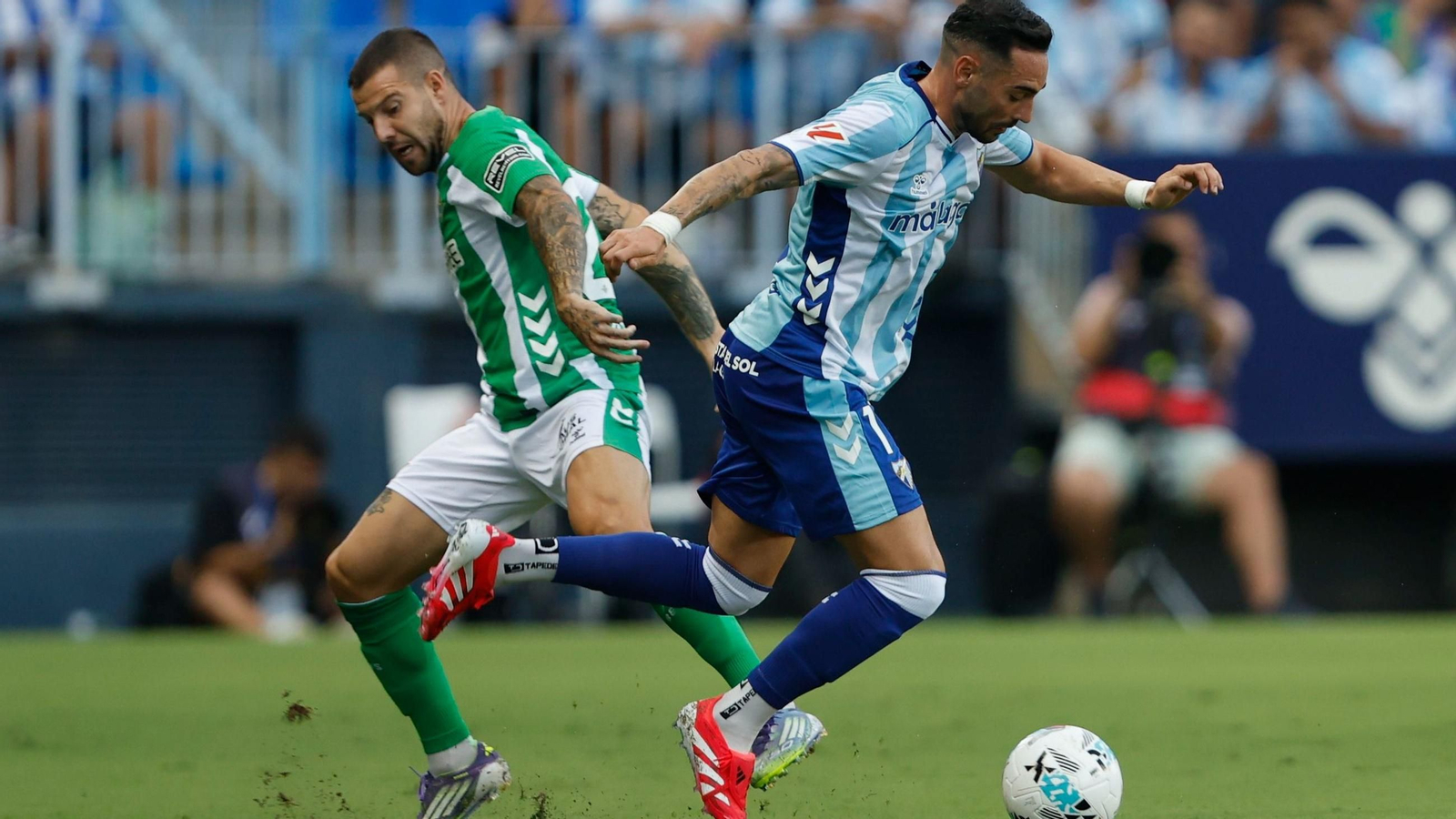 Aitor Ruibal, ante Víctor García, en el último amistoso disputado contra el Málaga.