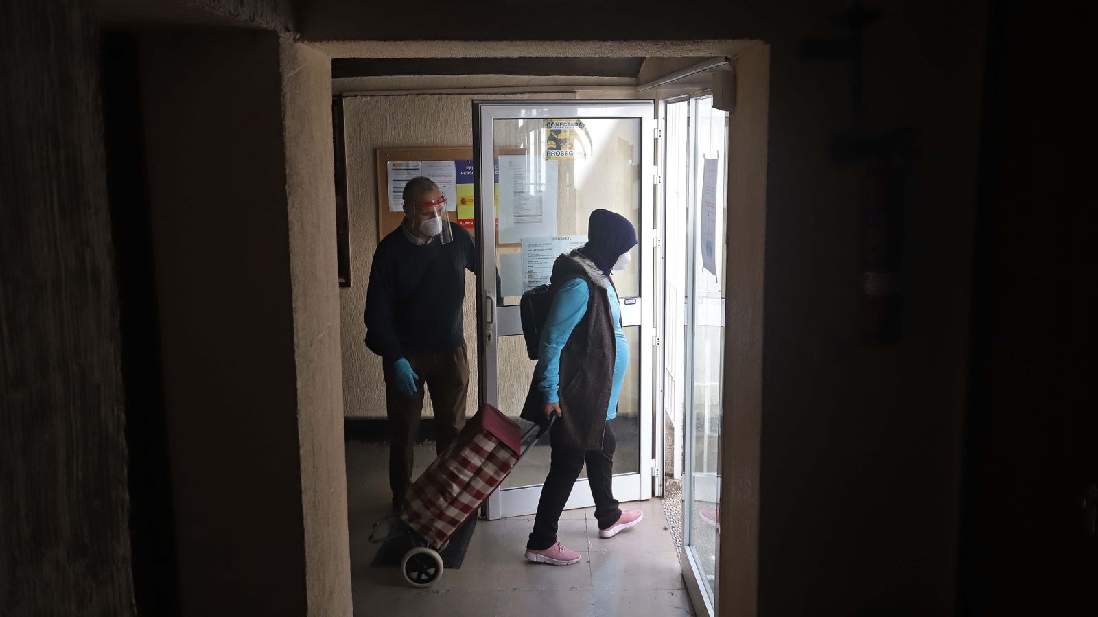 Reparto de alimentos de Cáritas en Algeciras