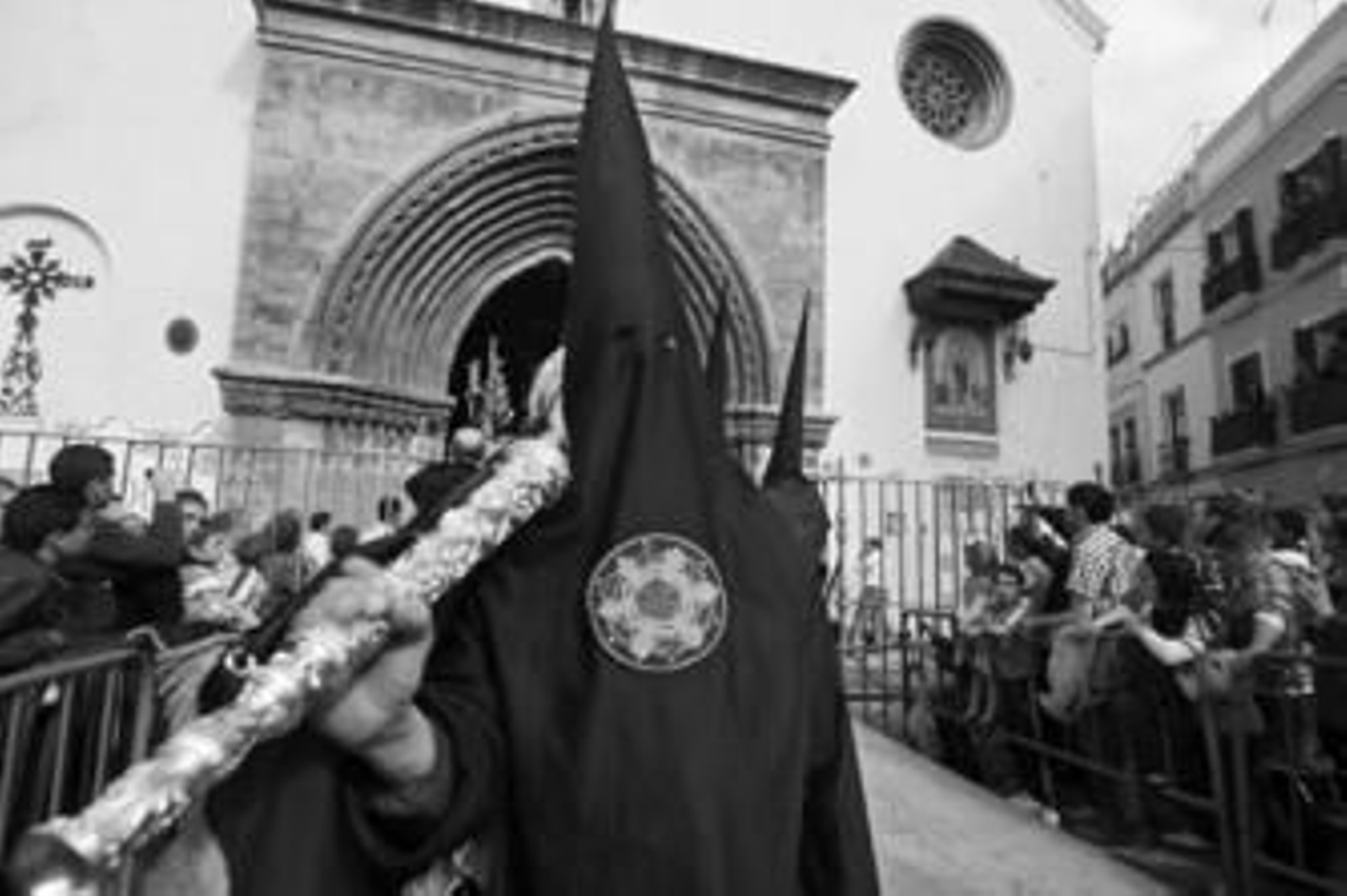 Un nazareno con bocina precede al paso del Cristo de las Almas, de la cofradía de los Javieres.