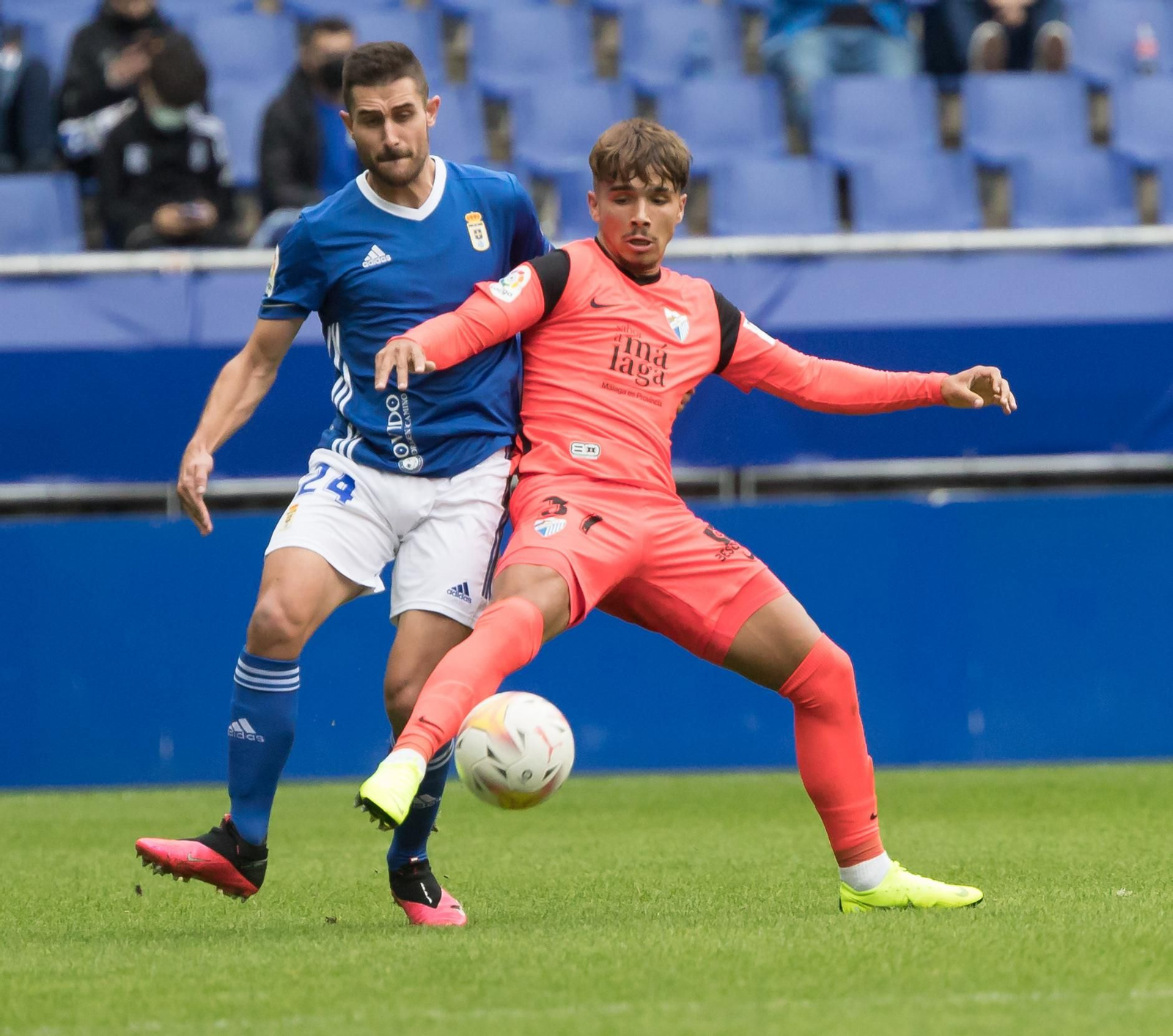 Kevin protege un balón en Oviedo.