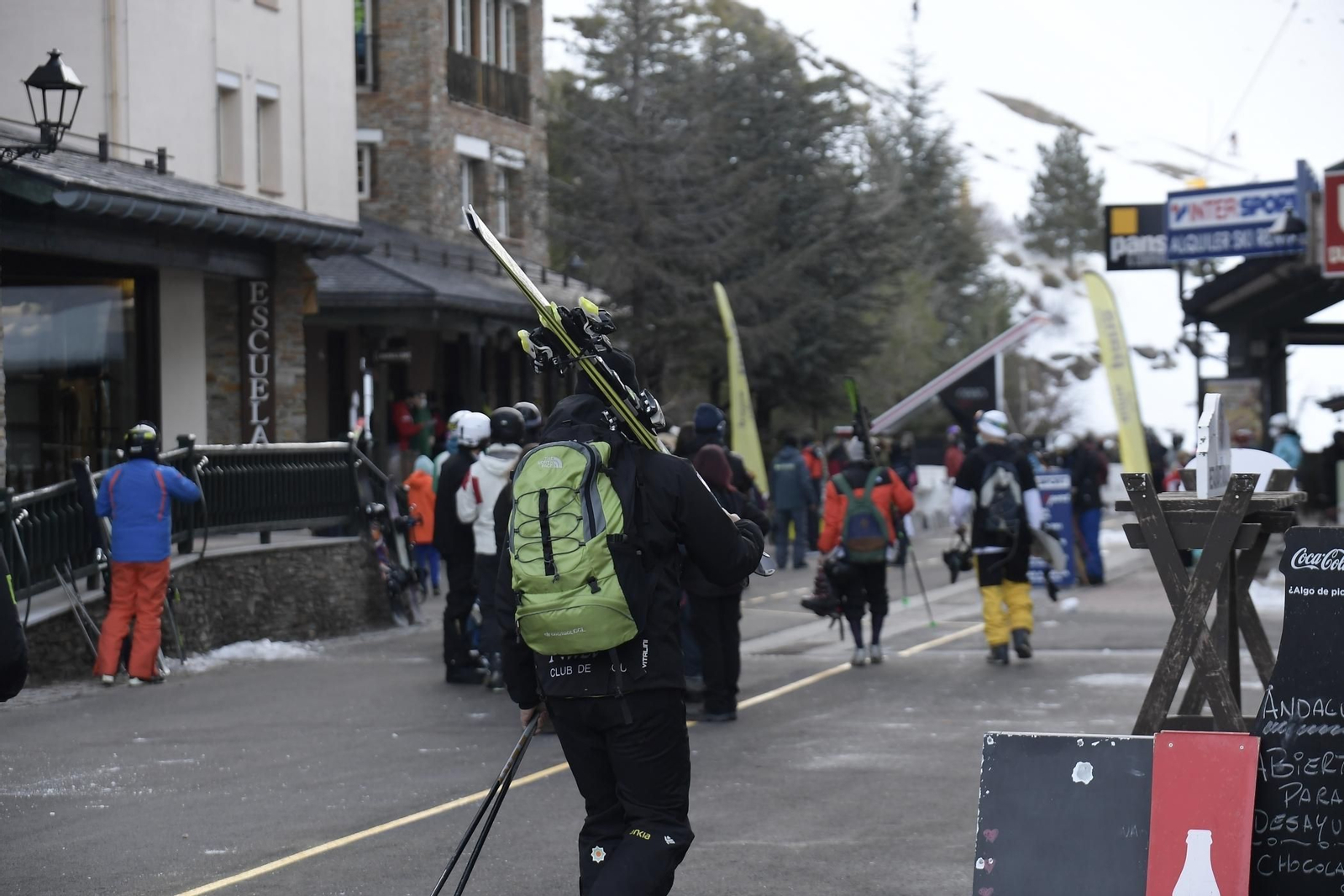 Fotos del primer día de esquí con la inauguración de la temporada en la Sierra