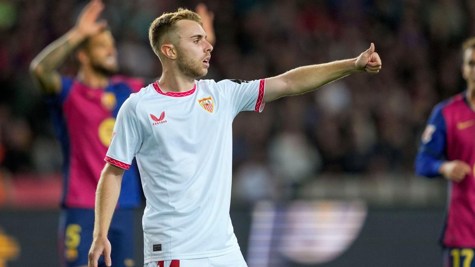 Peque agradece el pase a un compañero contra el Barcelona.