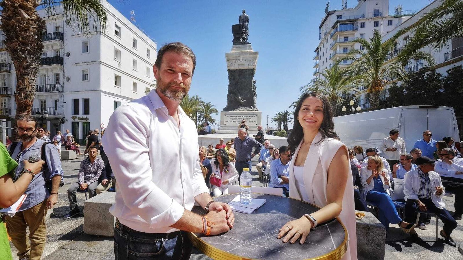 Juan de Dios Sánchez, candidato a la alcaldía de Cádiz, e Inés Arrimadas, portavoz en el Congreso de Ciudadanos.