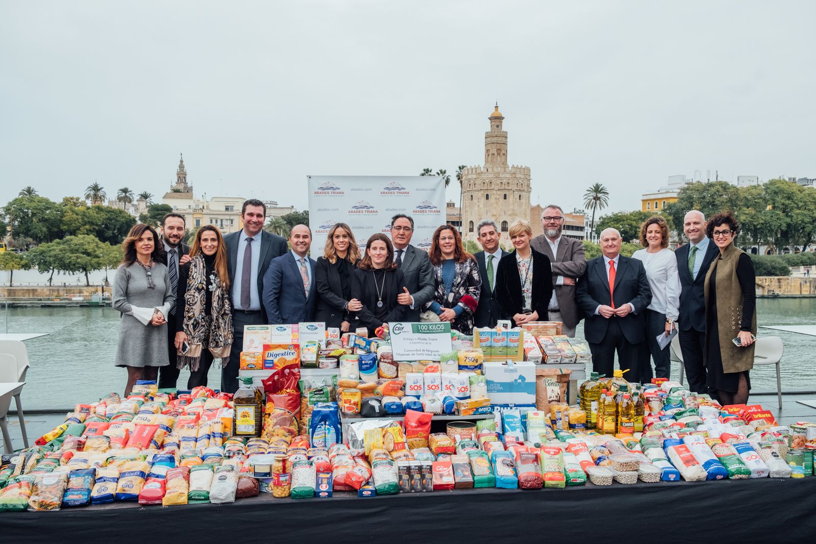 Los organizadores, con parte de los productos donados.