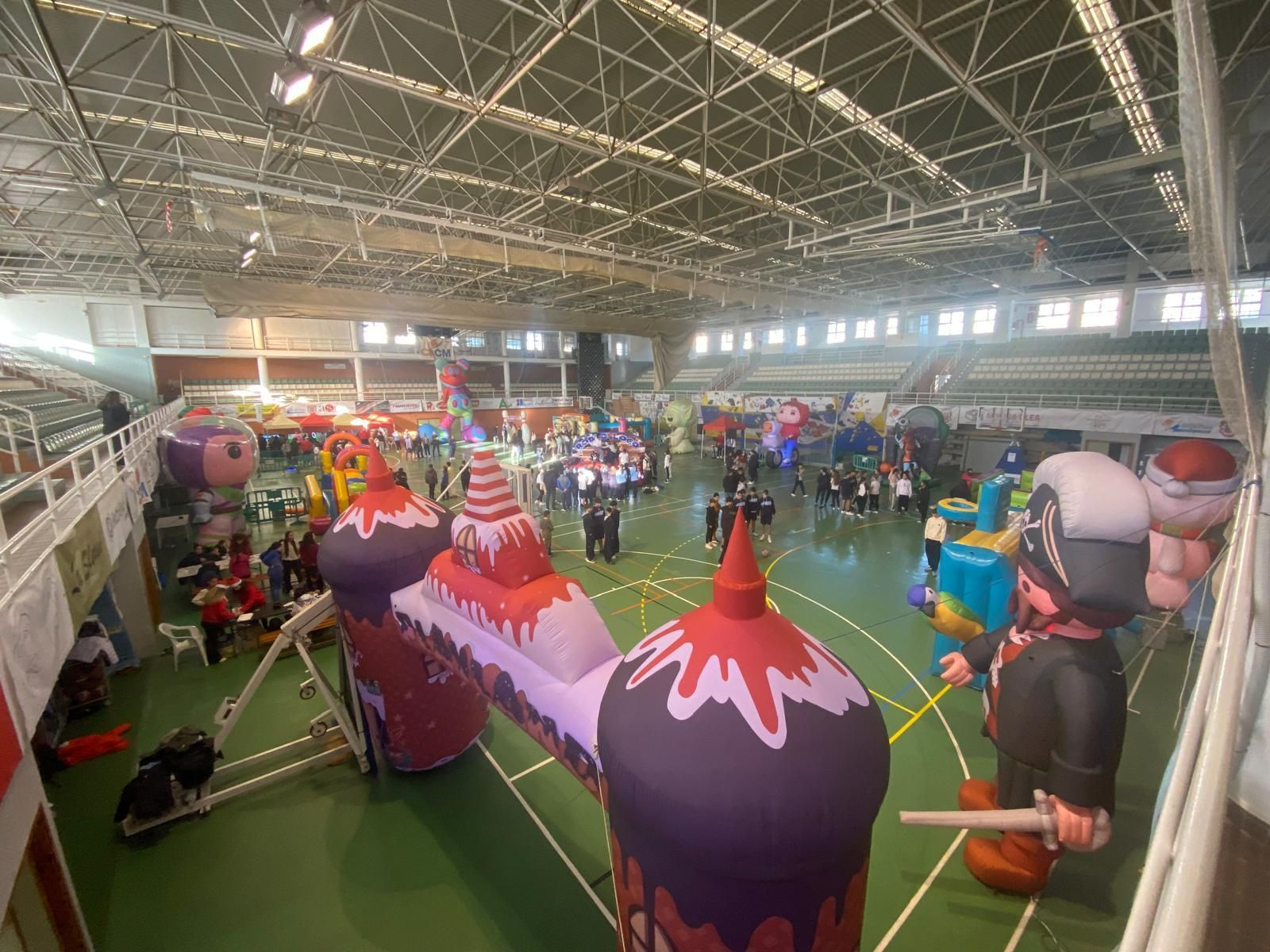 El Pabellón de Deportes de Motril con algunas de las actividades que se han podido realizar durante el encuentro