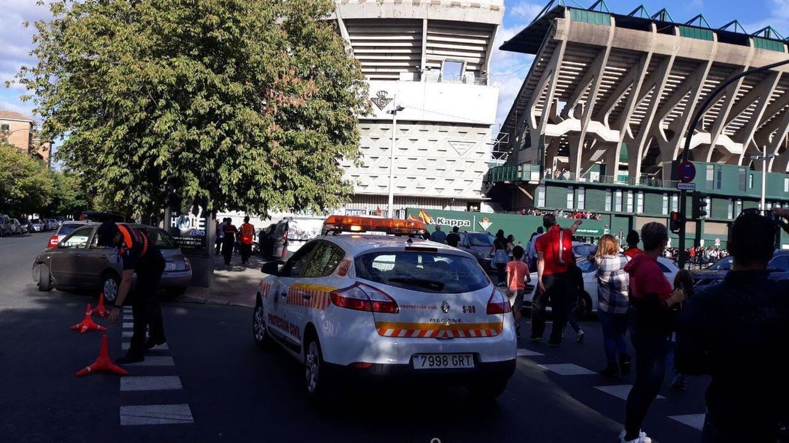 Miembros del dispositivo para el Inglaterra-España acotan una zona en los aledaños del Benito Villamarín